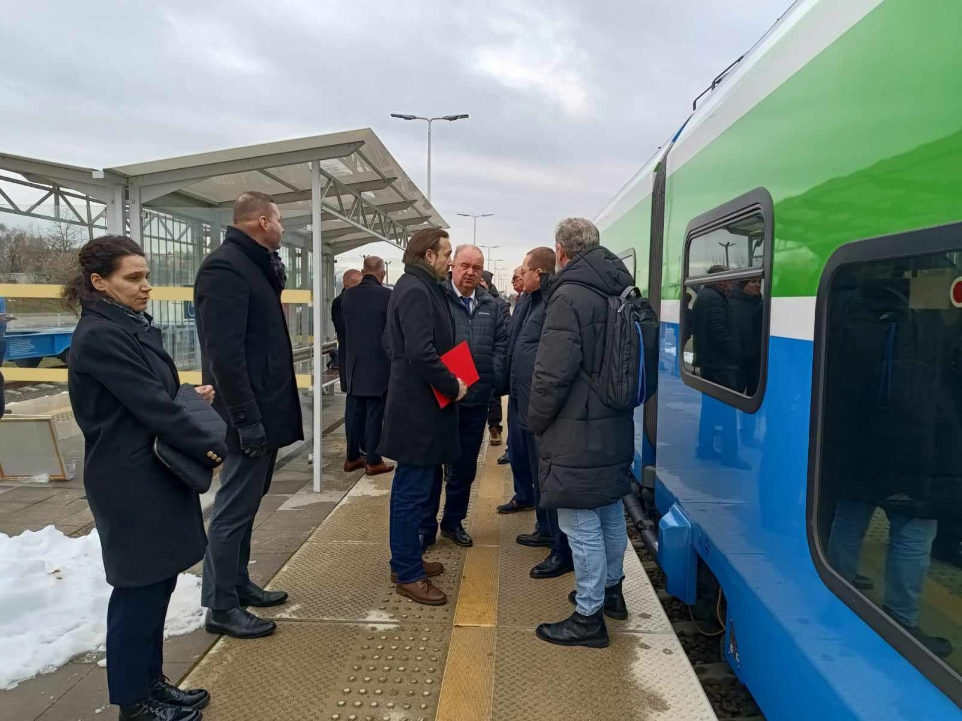 Promocyjny przejazd pociągiem hybrydowym przez Gminę Przecław