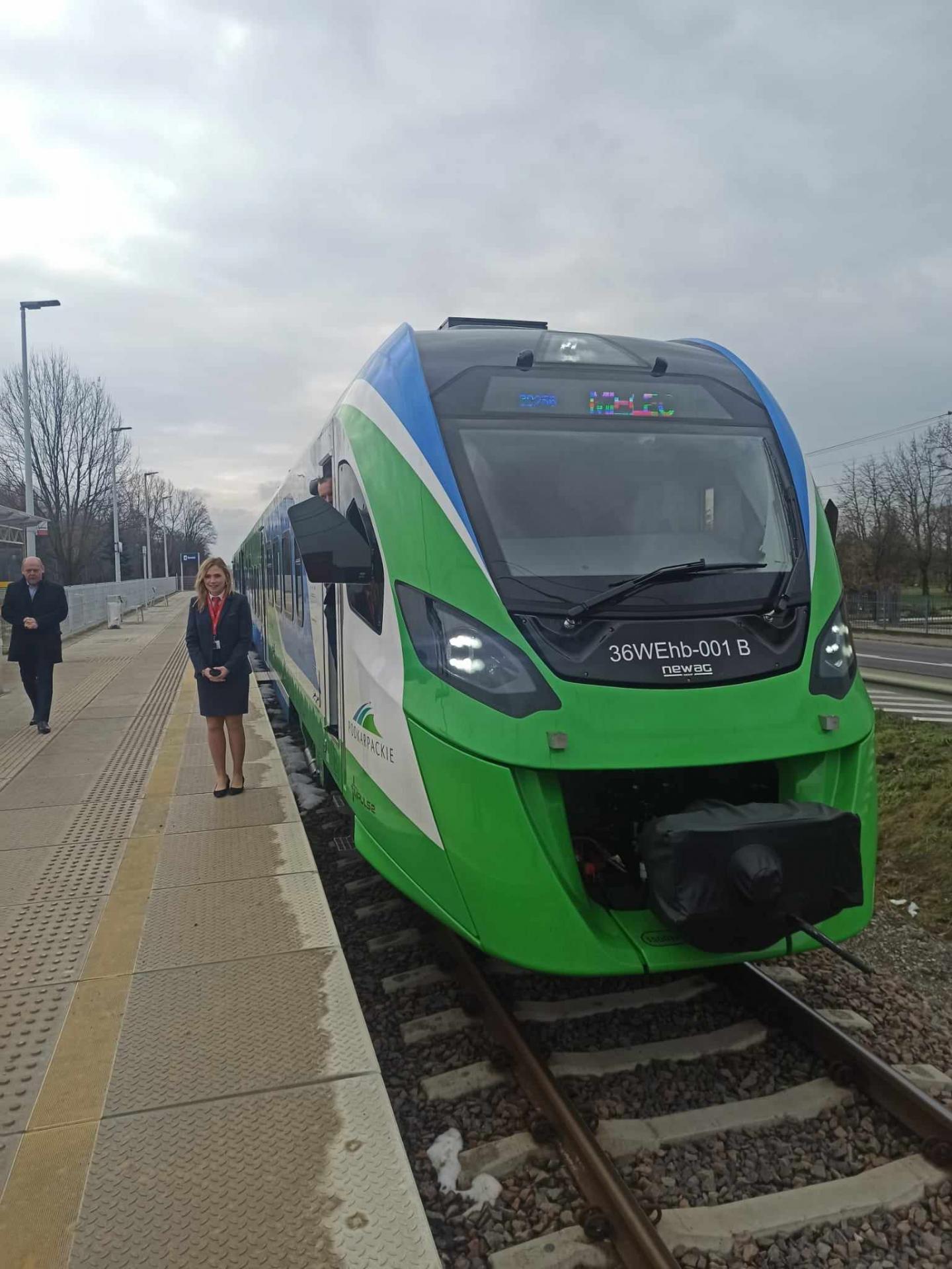 Promocyjny przejazd pociągiem hybrydowym przez Gminę Przecław