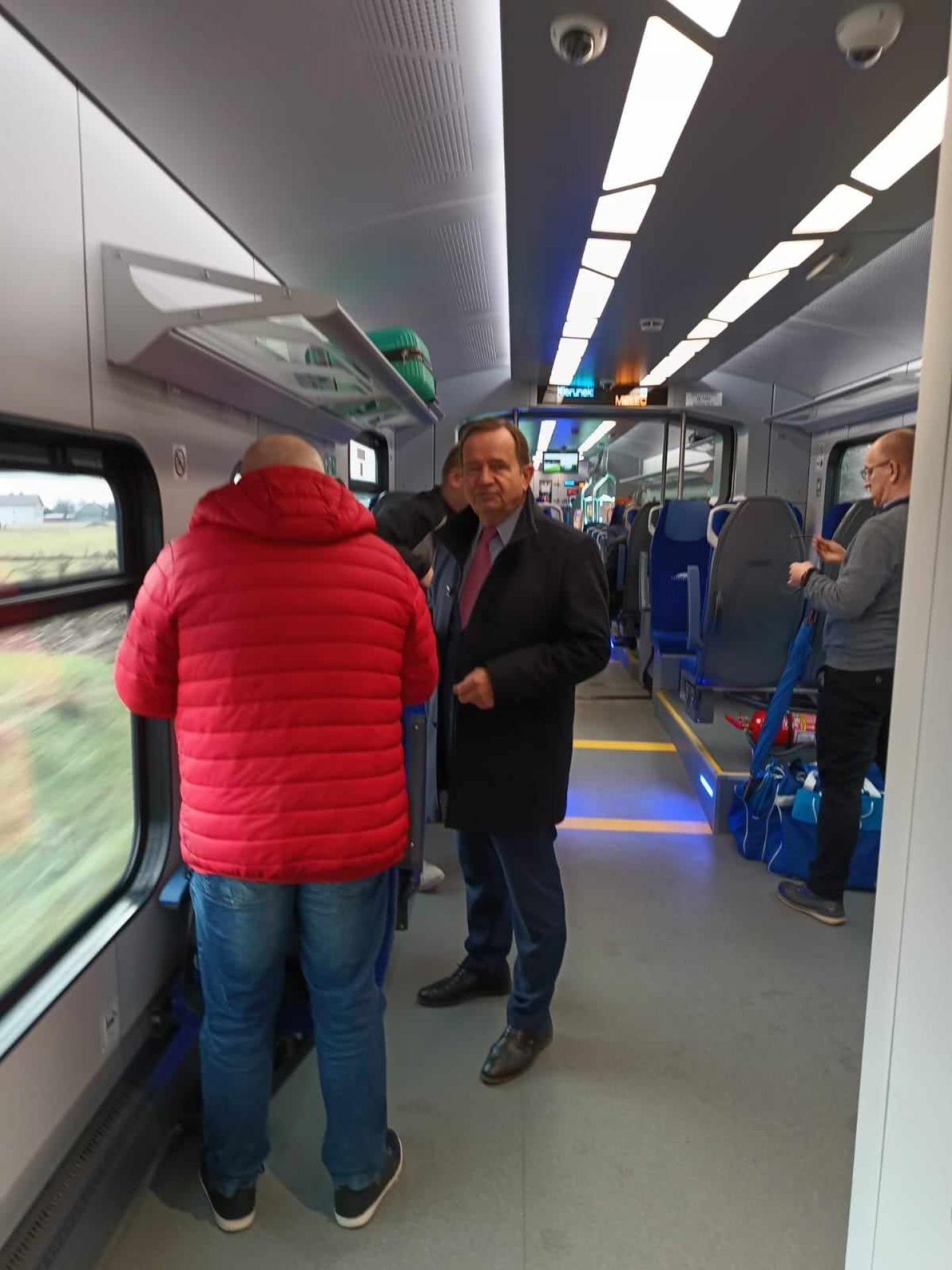 Promocyjny przejazd pociągiem hybrydowym przez Gminę Przecław