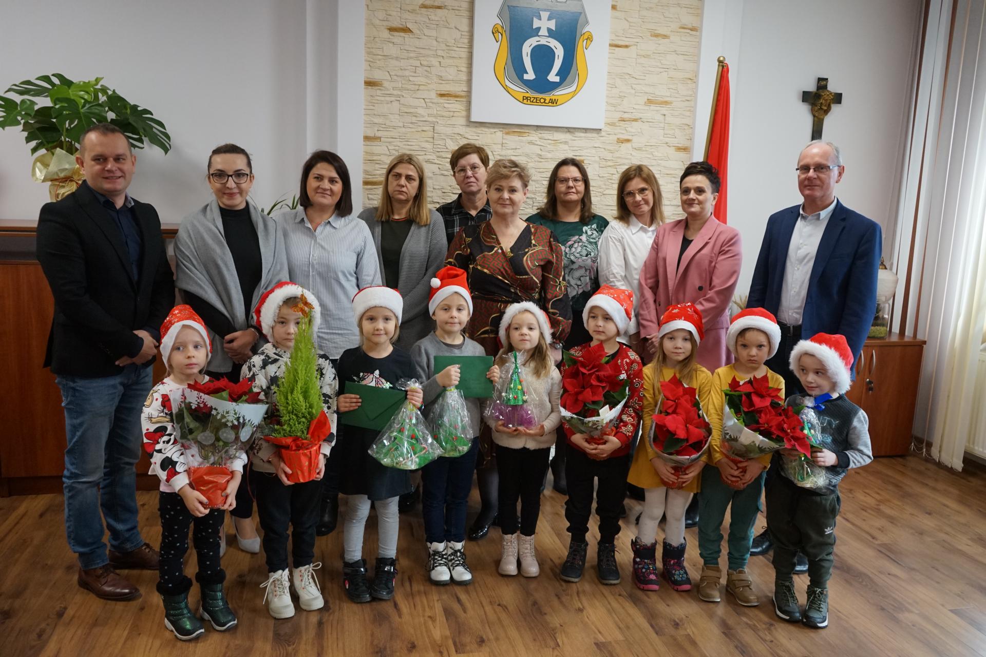 Przedszkolaki z życzeniami świątecznymi w Urzędzie Miejskim