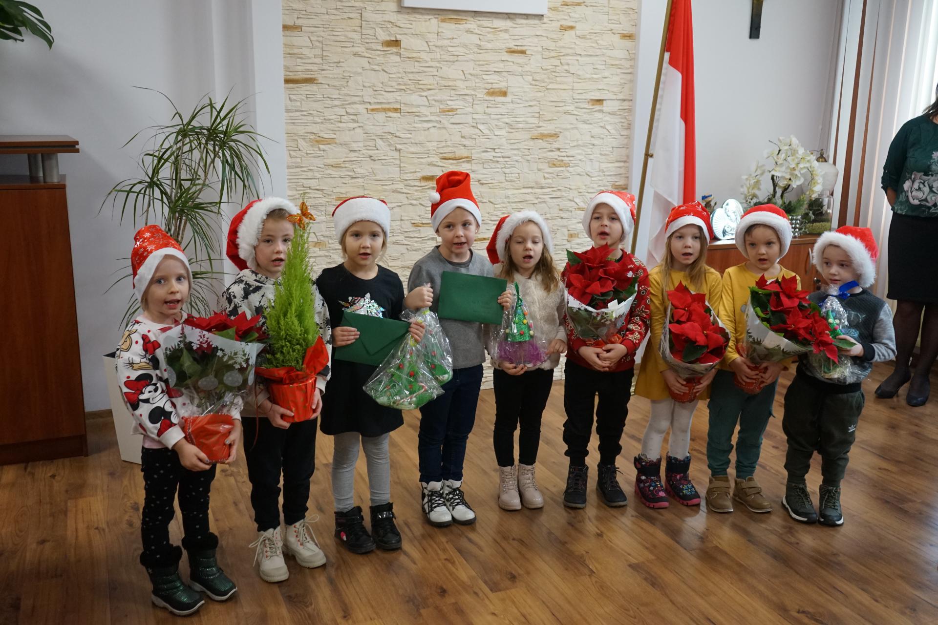 Przedszkolaki z życzeniami świątecznymi w Urzędzie Miejskim