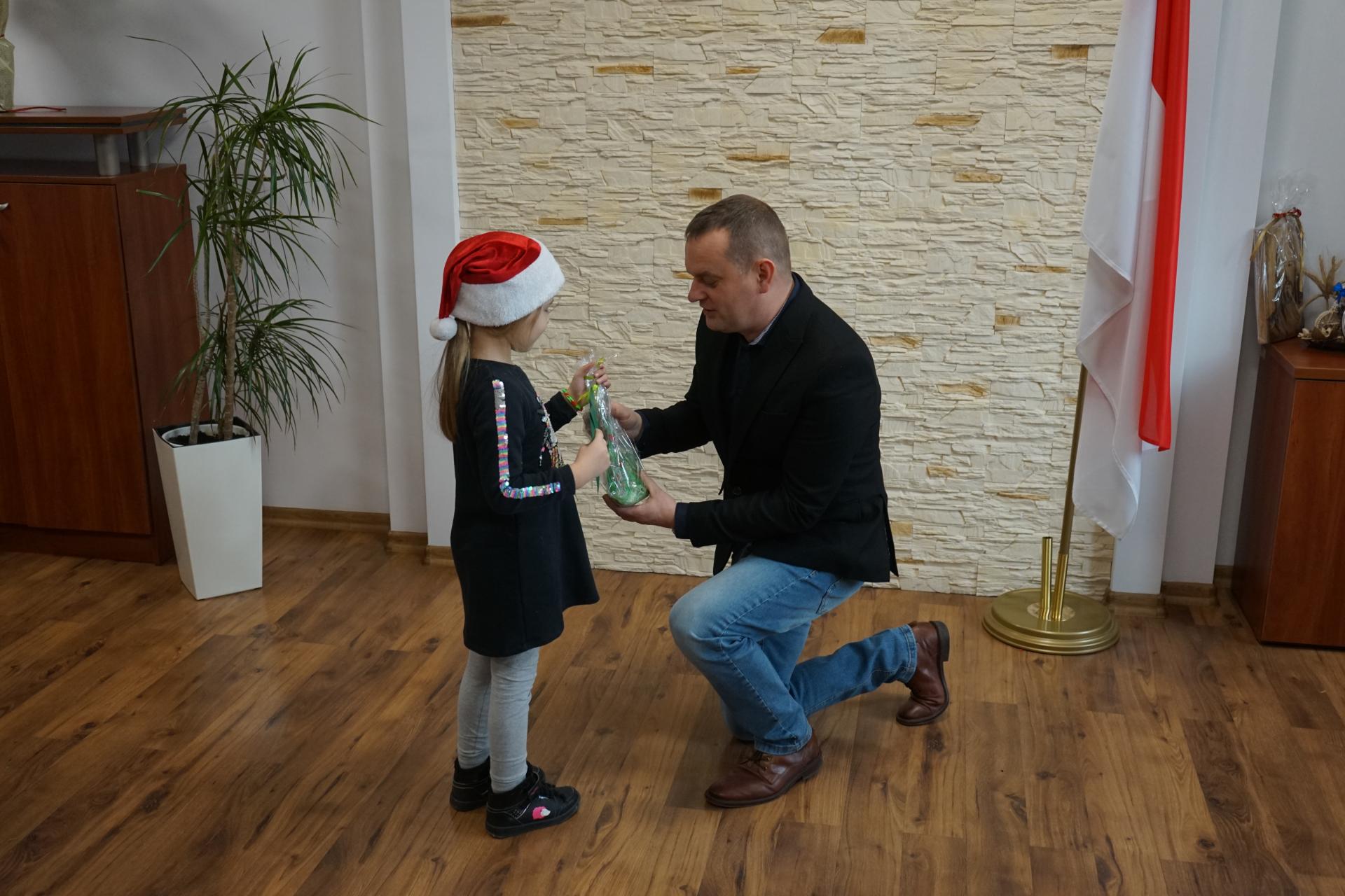 Przedszkolaki z życzeniami świątecznymi w Urzędzie Miejskim