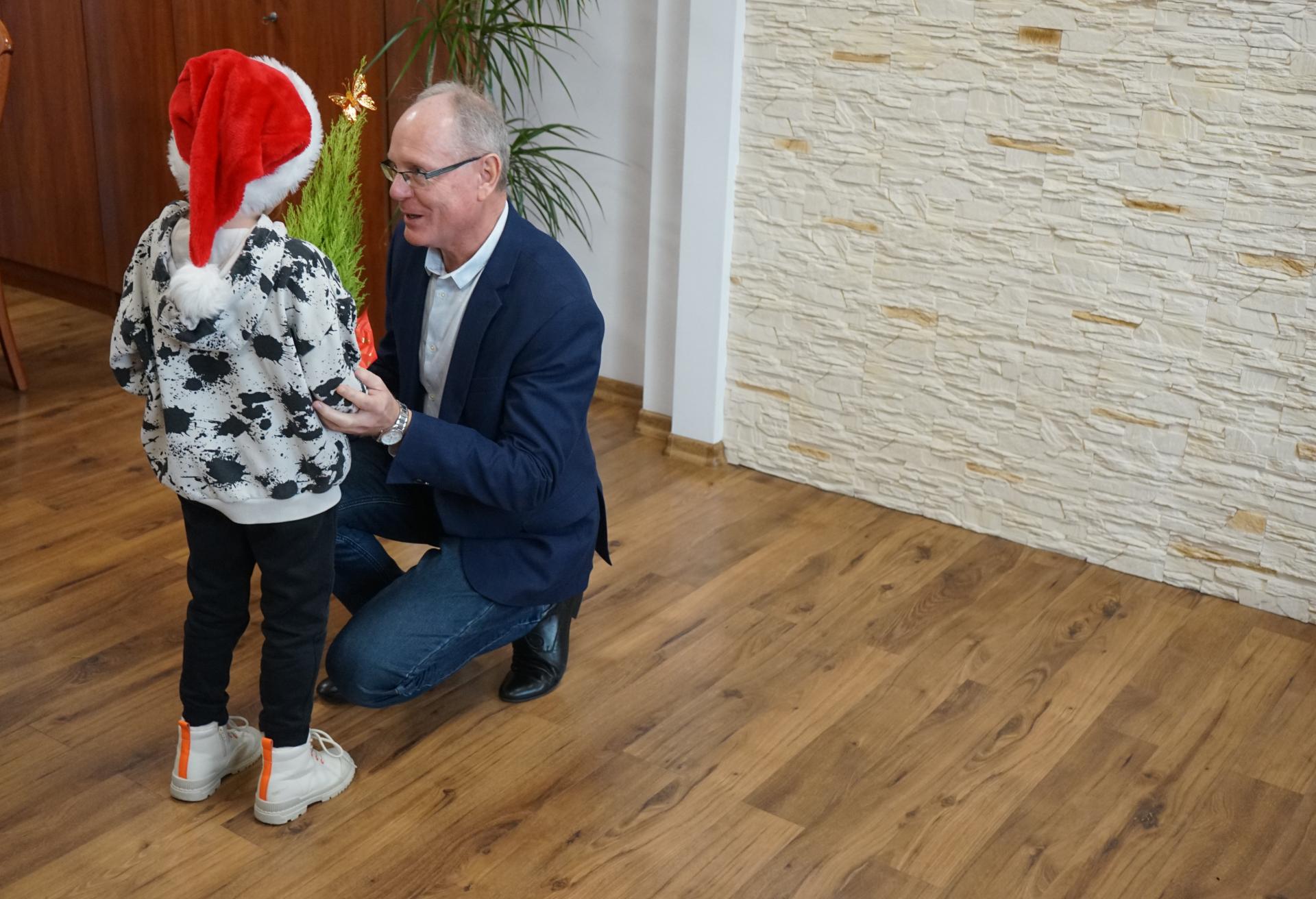 Przedszkolaki z życzeniami świątecznymi w Urzędzie Miejskim