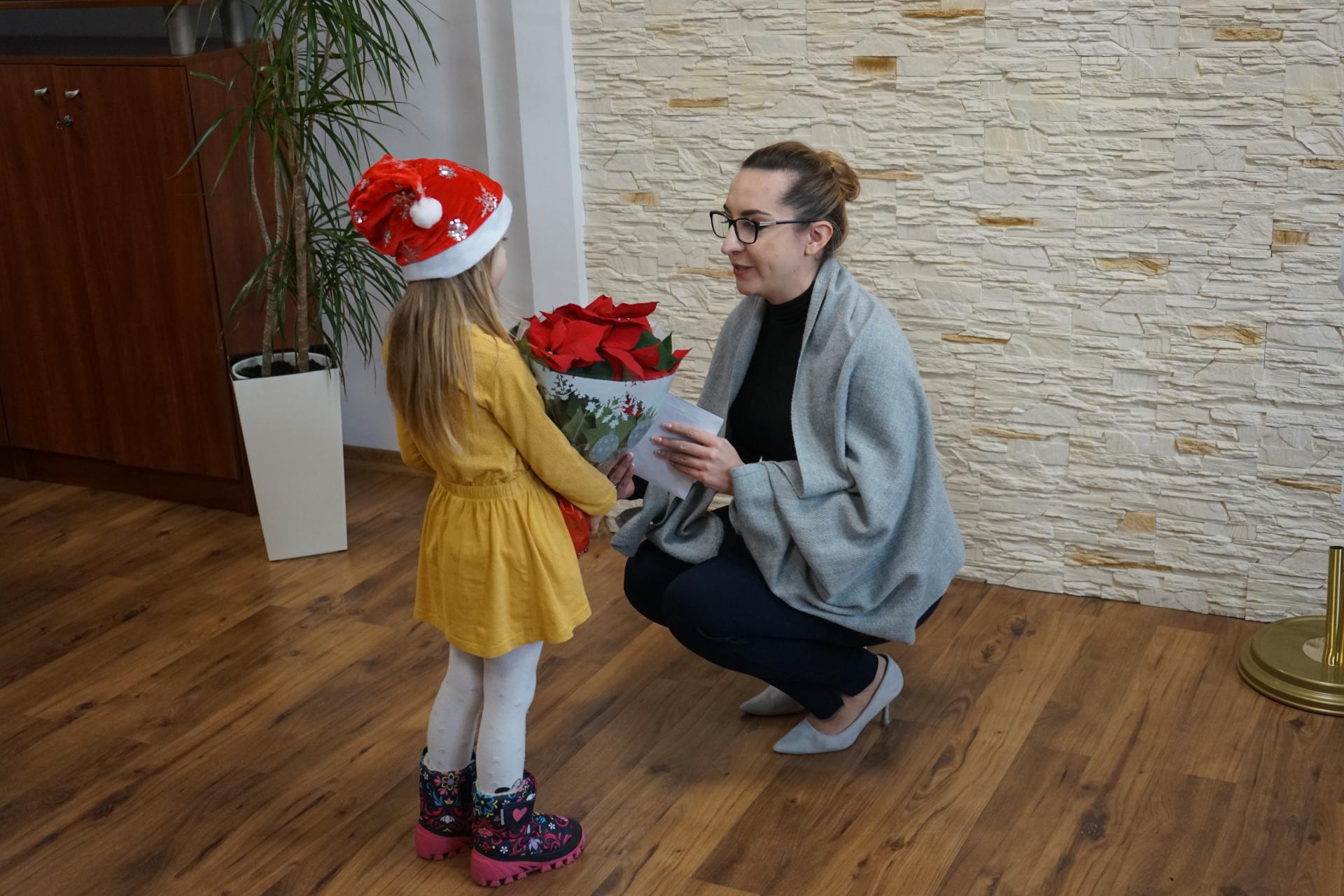 Przedszkolaki z życzeniami świątecznymi w Urzędzie Miejskim