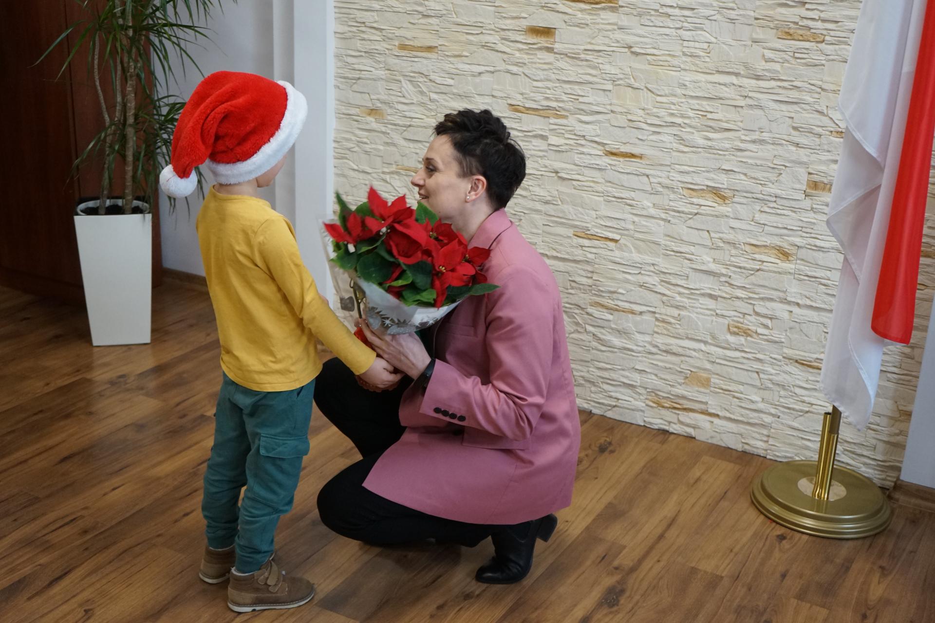 Przedszkolaki z życzeniami świątecznymi w Urzędzie Miejskim