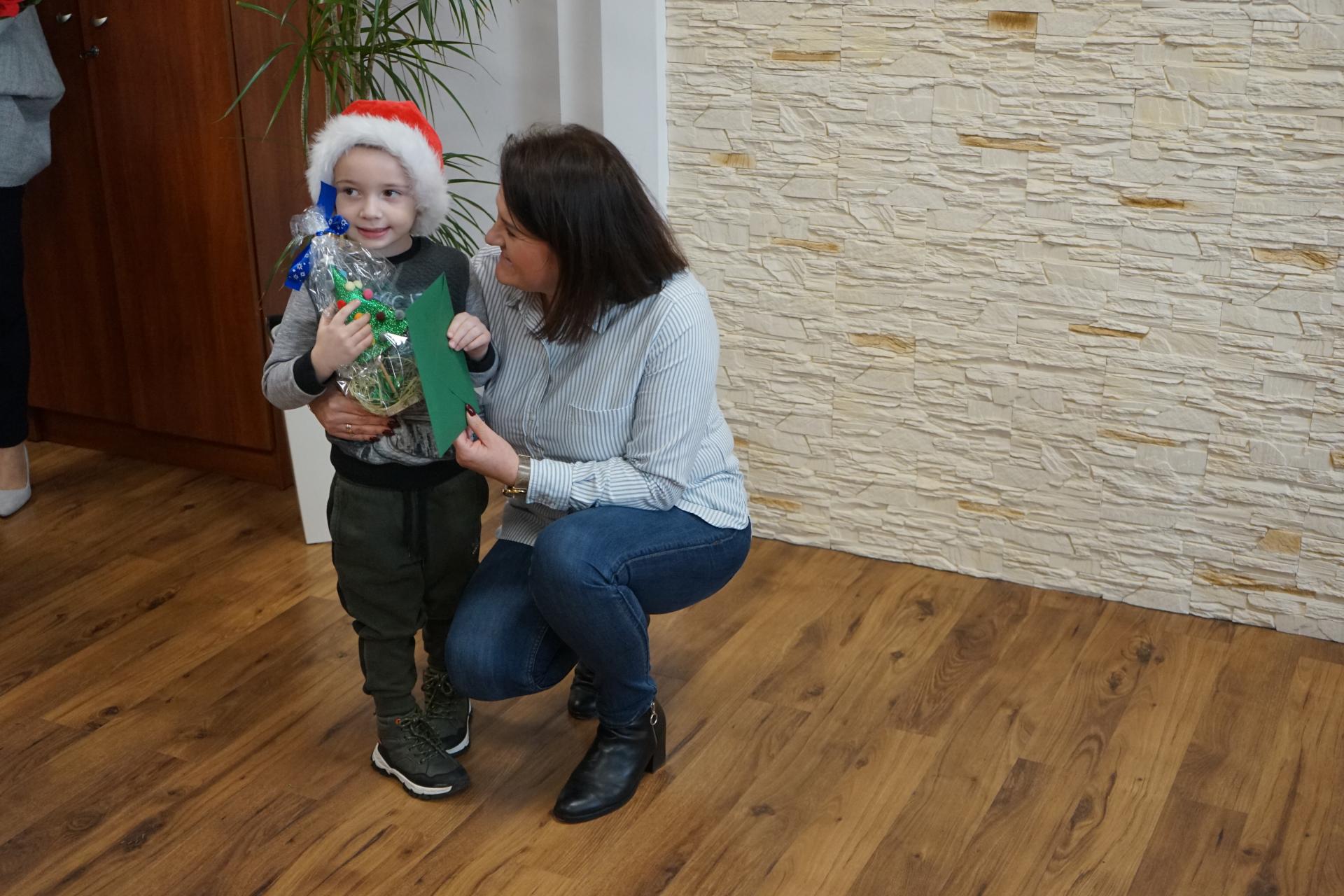 Przedszkolaki z życzeniami świątecznymi w Urzędzie Miejskim