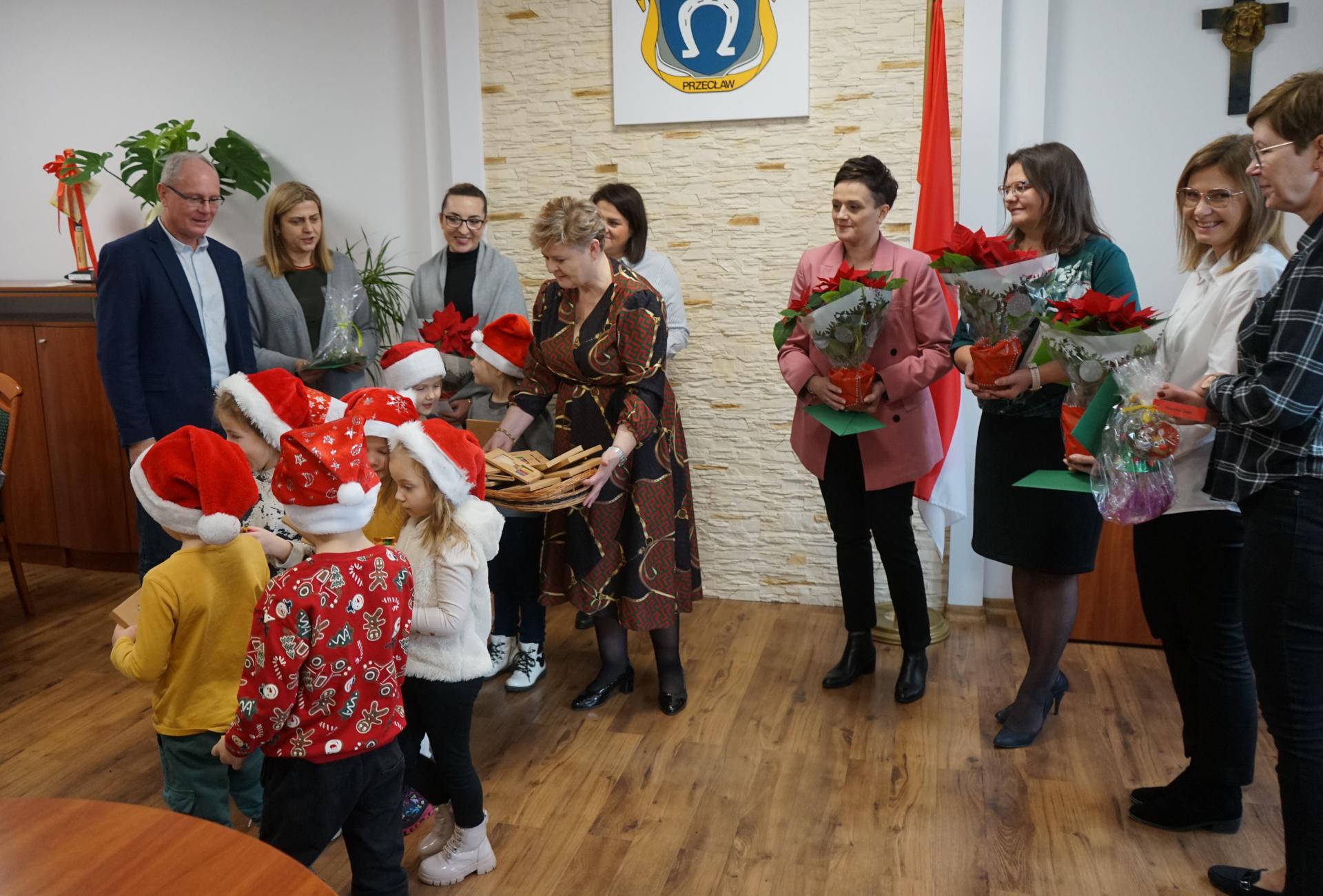 Przedszkolaki z życzeniami świątecznymi w Urzędzie Miejskim