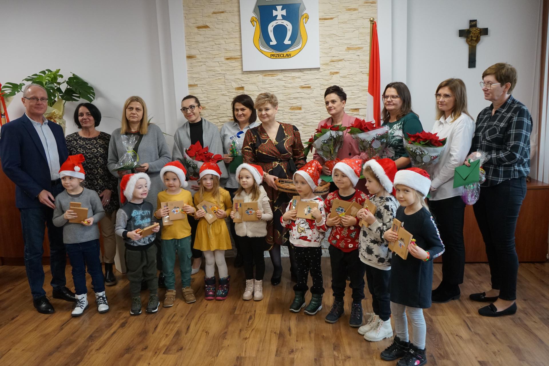 Przedszkolaki z życzeniami świątecznymi w Urzędzie Miejskim