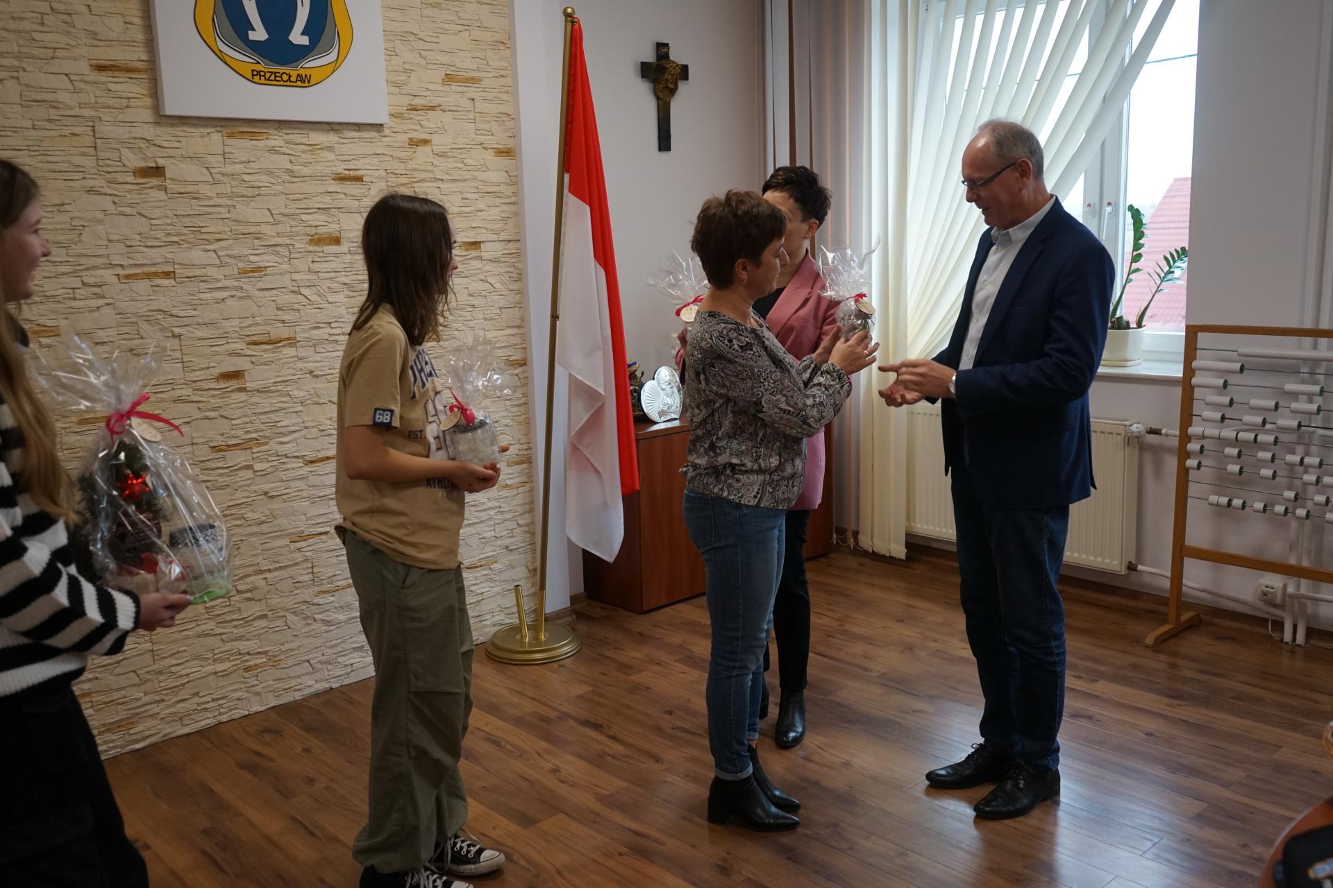 Kolejna delegacja z życzeniami ...- SP Kiełków