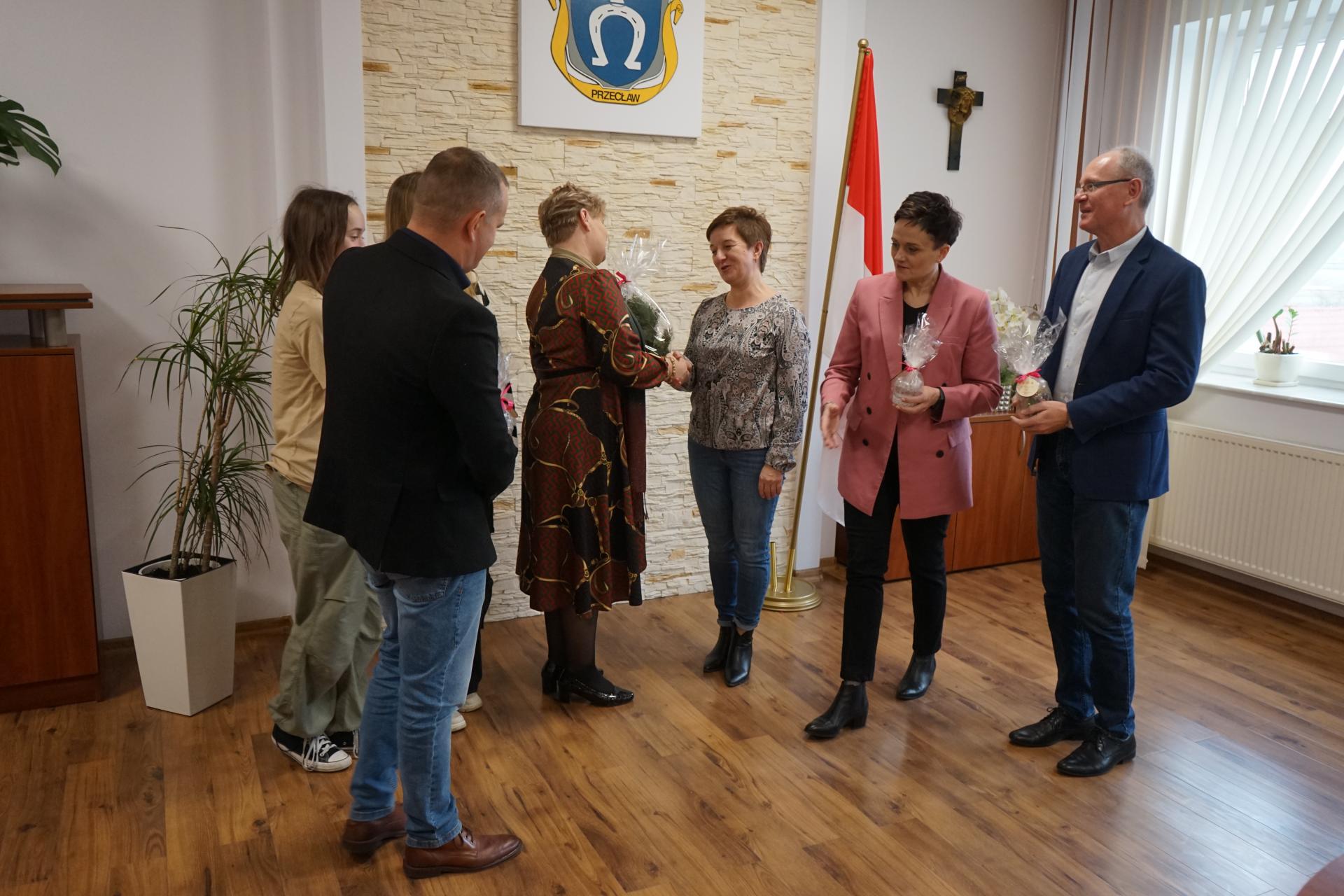 Kolejna delegacja z życzeniami ...- SP Kiełków