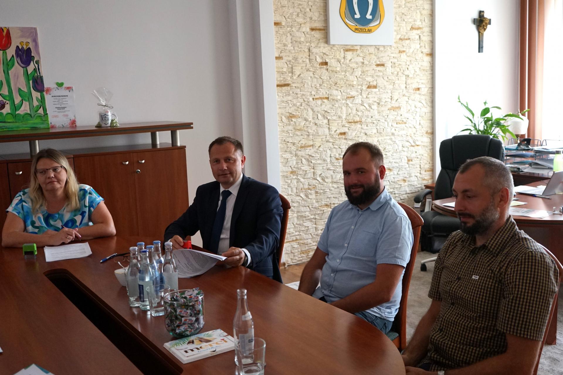 Umowa na przebudowę boiska sportowego w Dobryninie podpisana