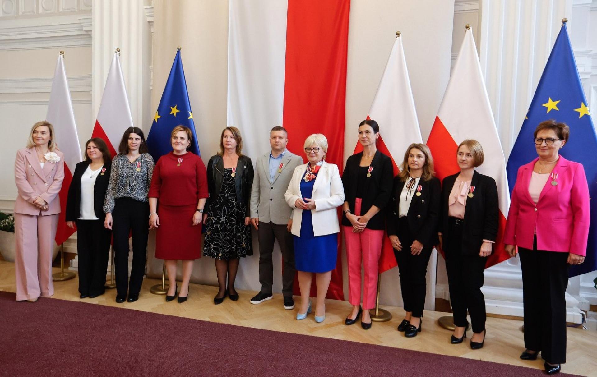 Dyrektorzy szkół w Przecławiu i Dobryninie uhonorowani medalami KEN