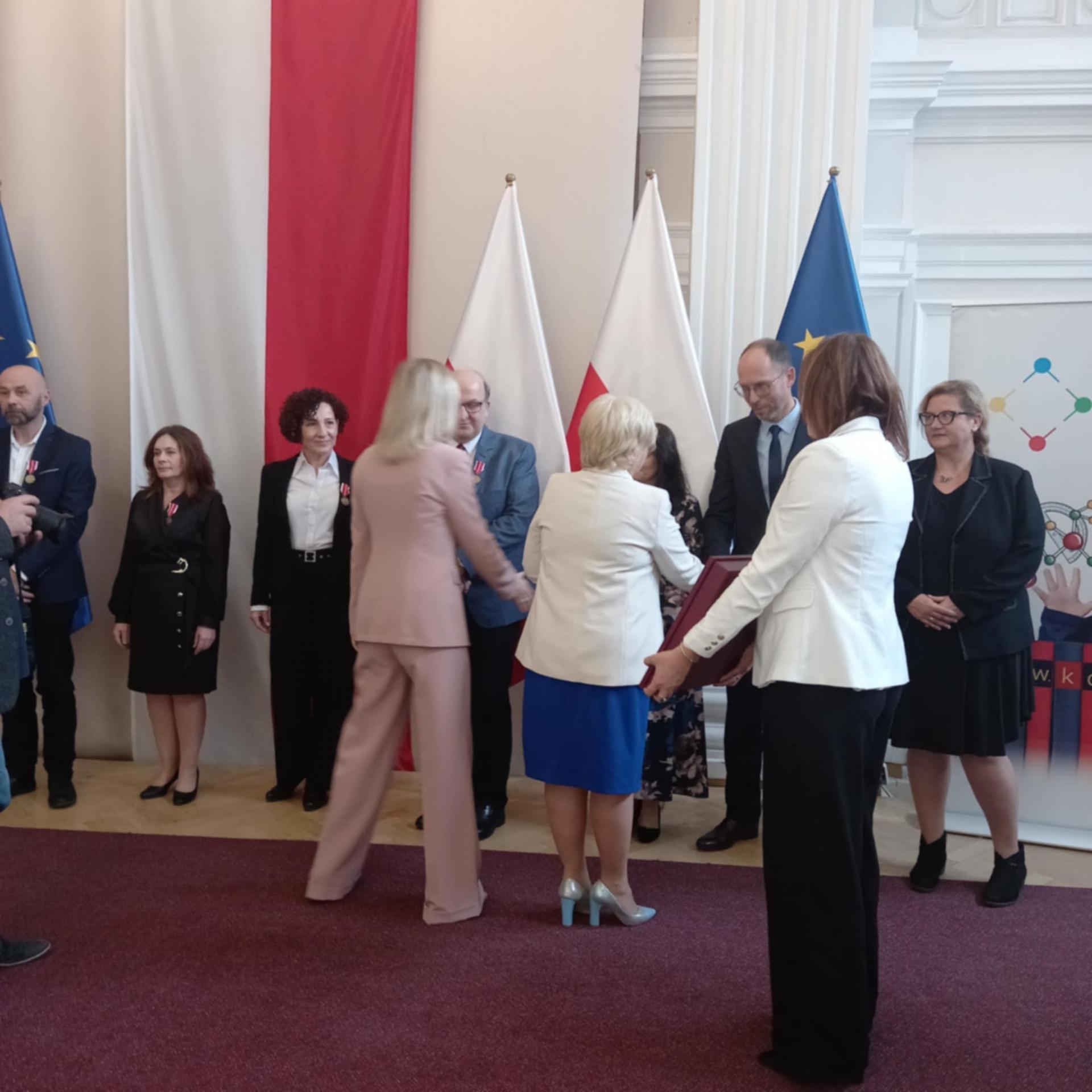 Dyrektorzy szkół w Przecławiu i Dobryninie uhonorowani medalami KEN