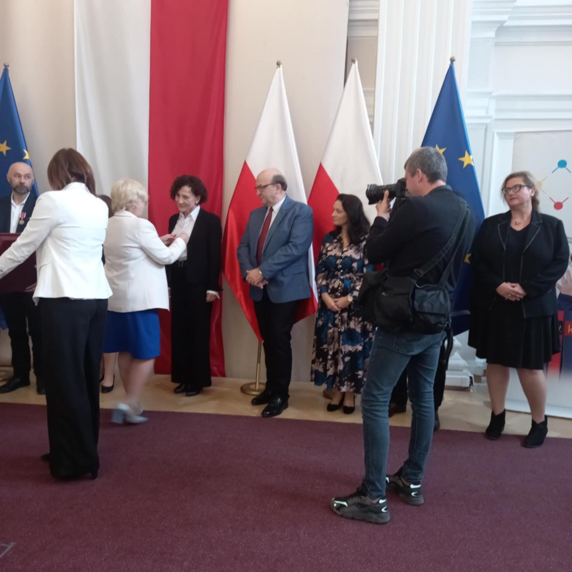 Dyrektorzy szkół w Przecławiu i Dobryninie uhonorowani medalami KEN