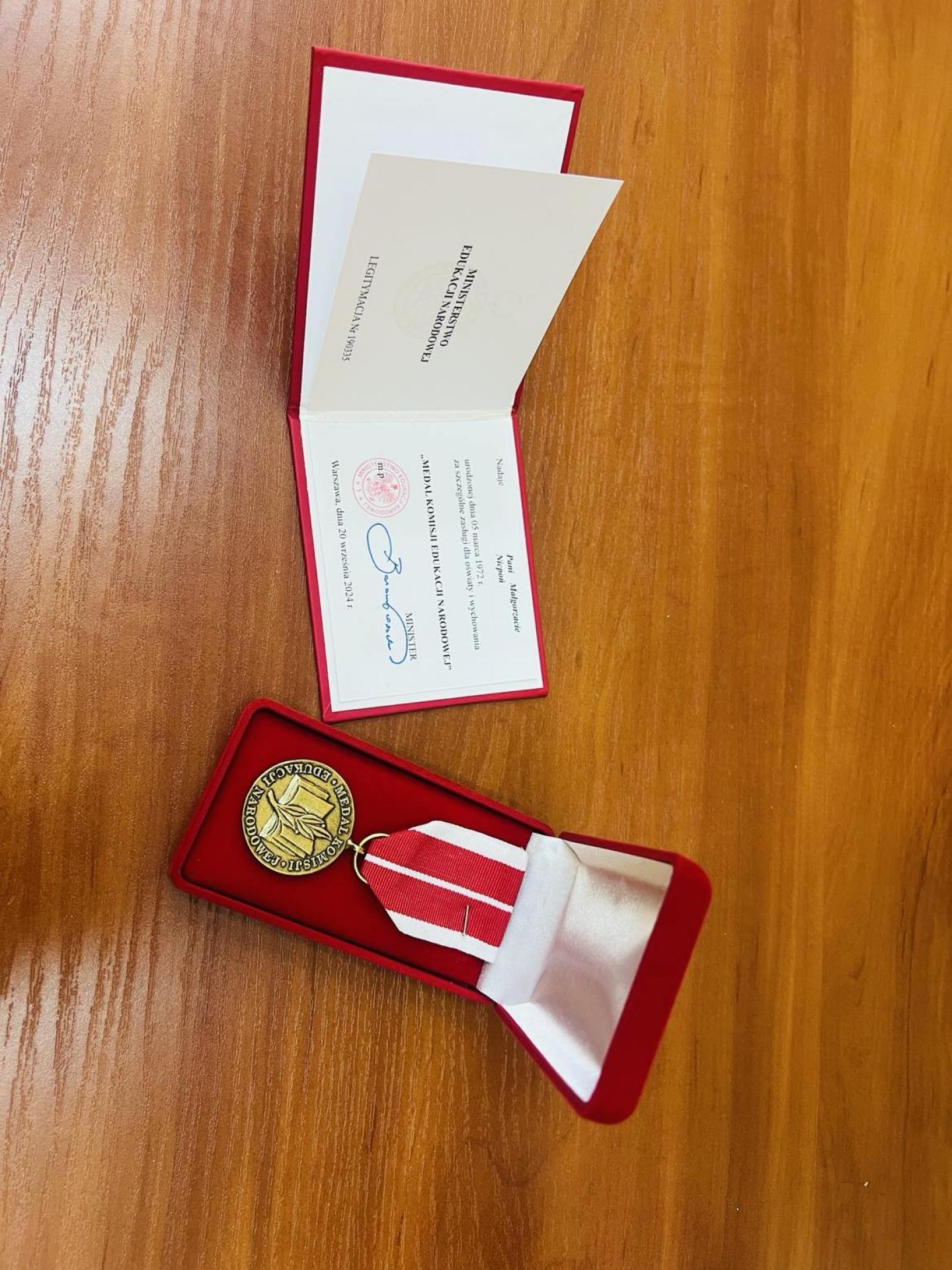 Dyrektorzy szkół w Przecławiu i Dobryninie uhonorowani medalami KEN