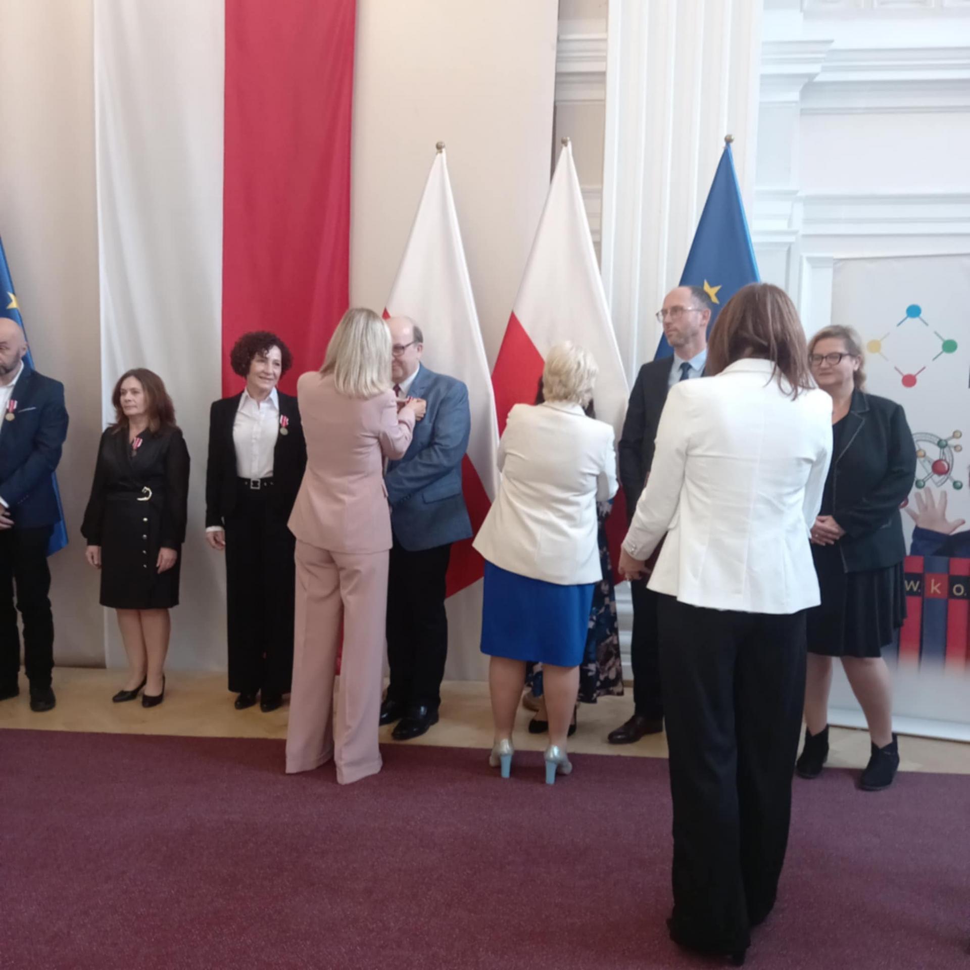 Dyrektorzy szkół w Przecławiu i Dobryninie uhonorowani medalami KEN