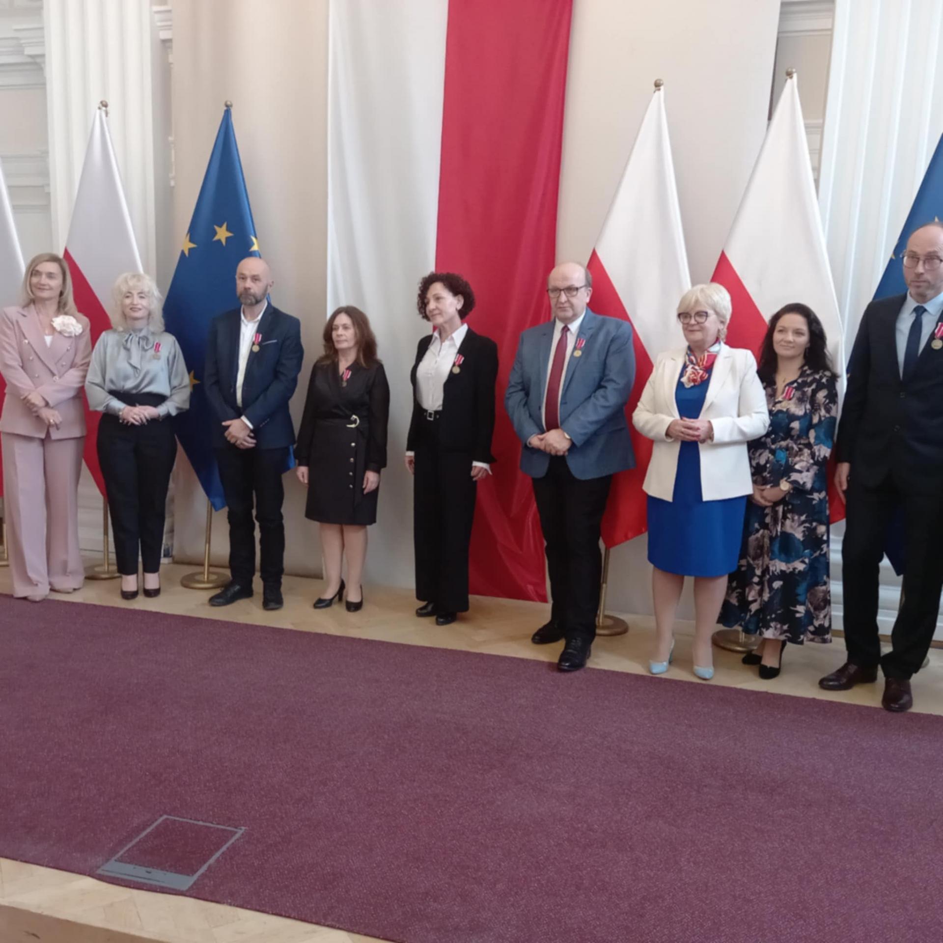 Dyrektorzy szkół w Przecławiu i Dobryninie uhonorowani medalami KEN