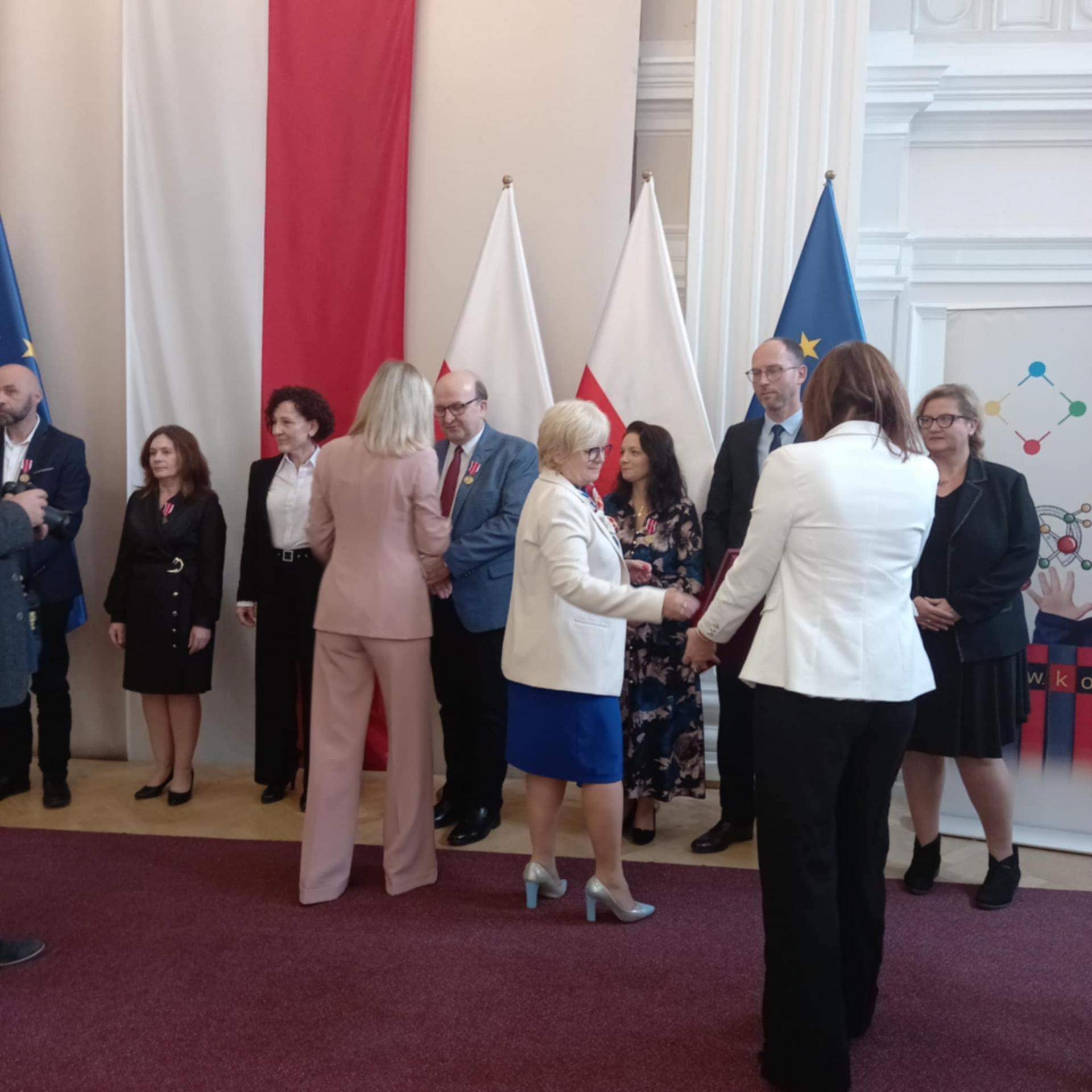 Dyrektorzy szkół w Przecławiu i Dobryninie uhonorowani medalami KEN