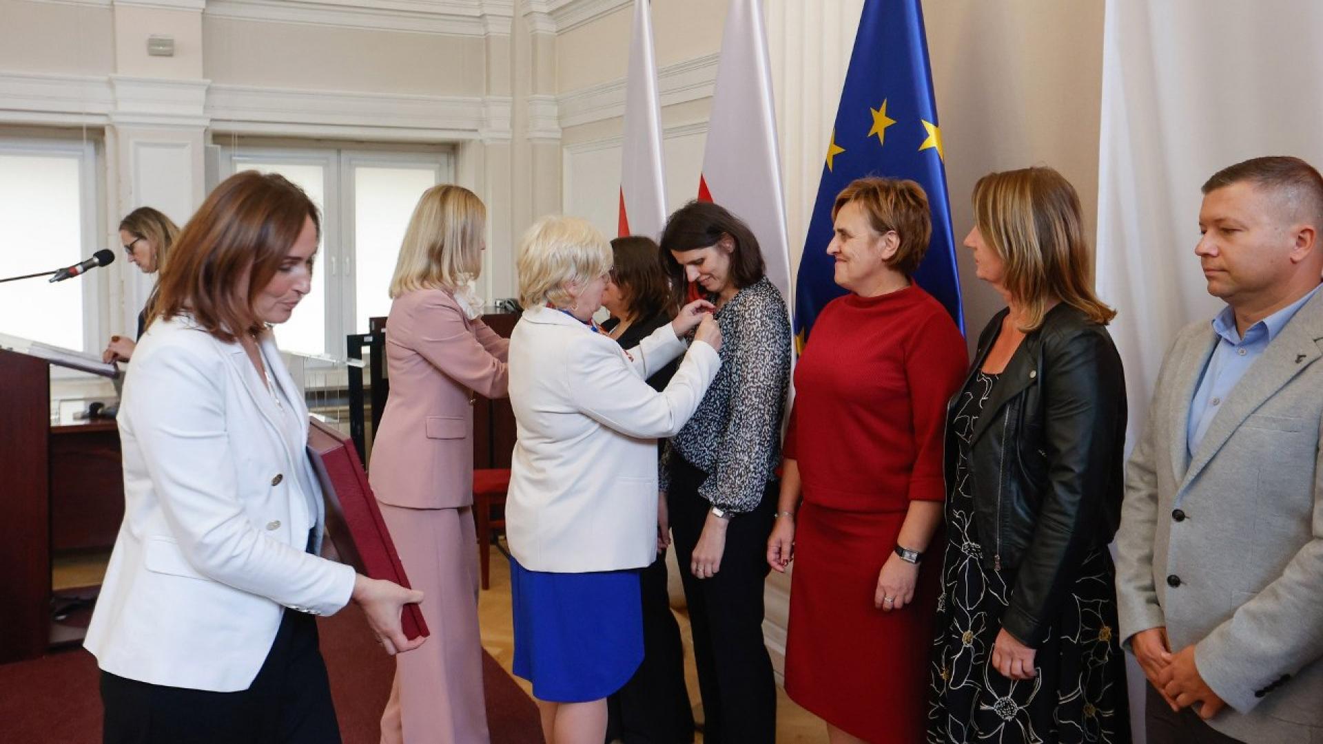 Dyrektorzy szkół w Przecławiu i Dobryninie uhonorowani medalami KEN