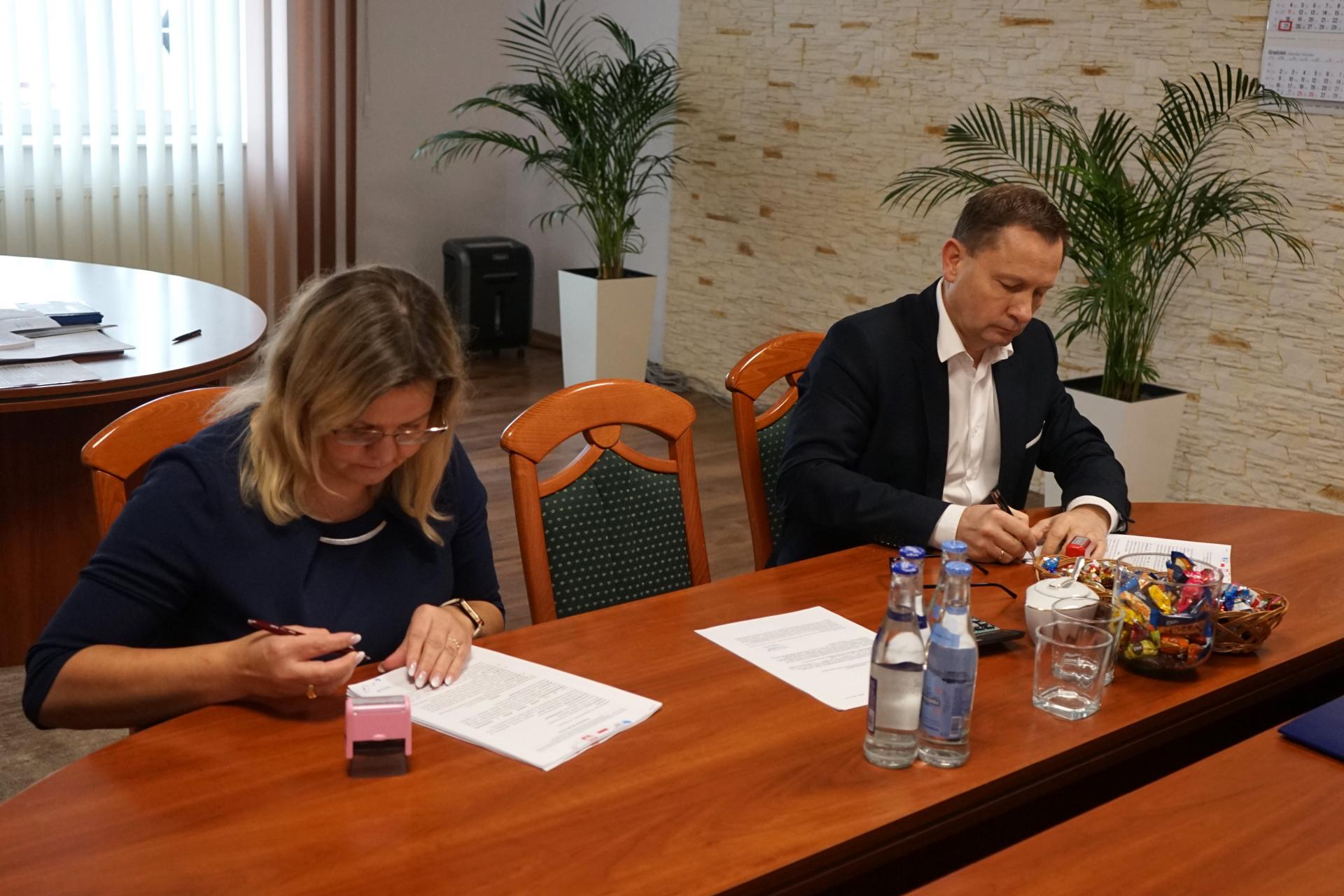 Burmistrz Maciej Jemioło i Zastępca Skarbnika Danuta Kozioł podpisują umowę