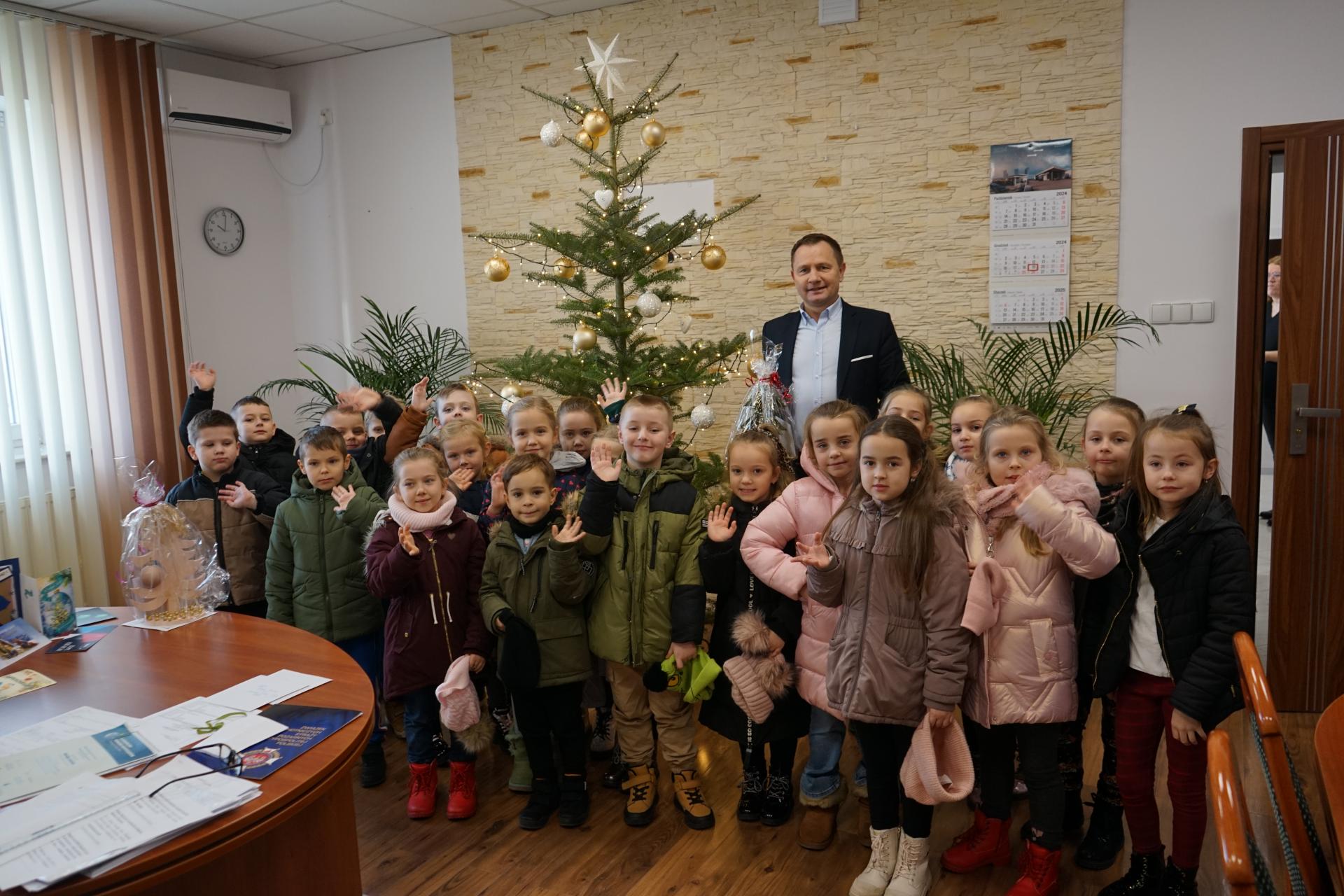 Przedszkolaki z życzeniami świątecznymi w Urzędzie