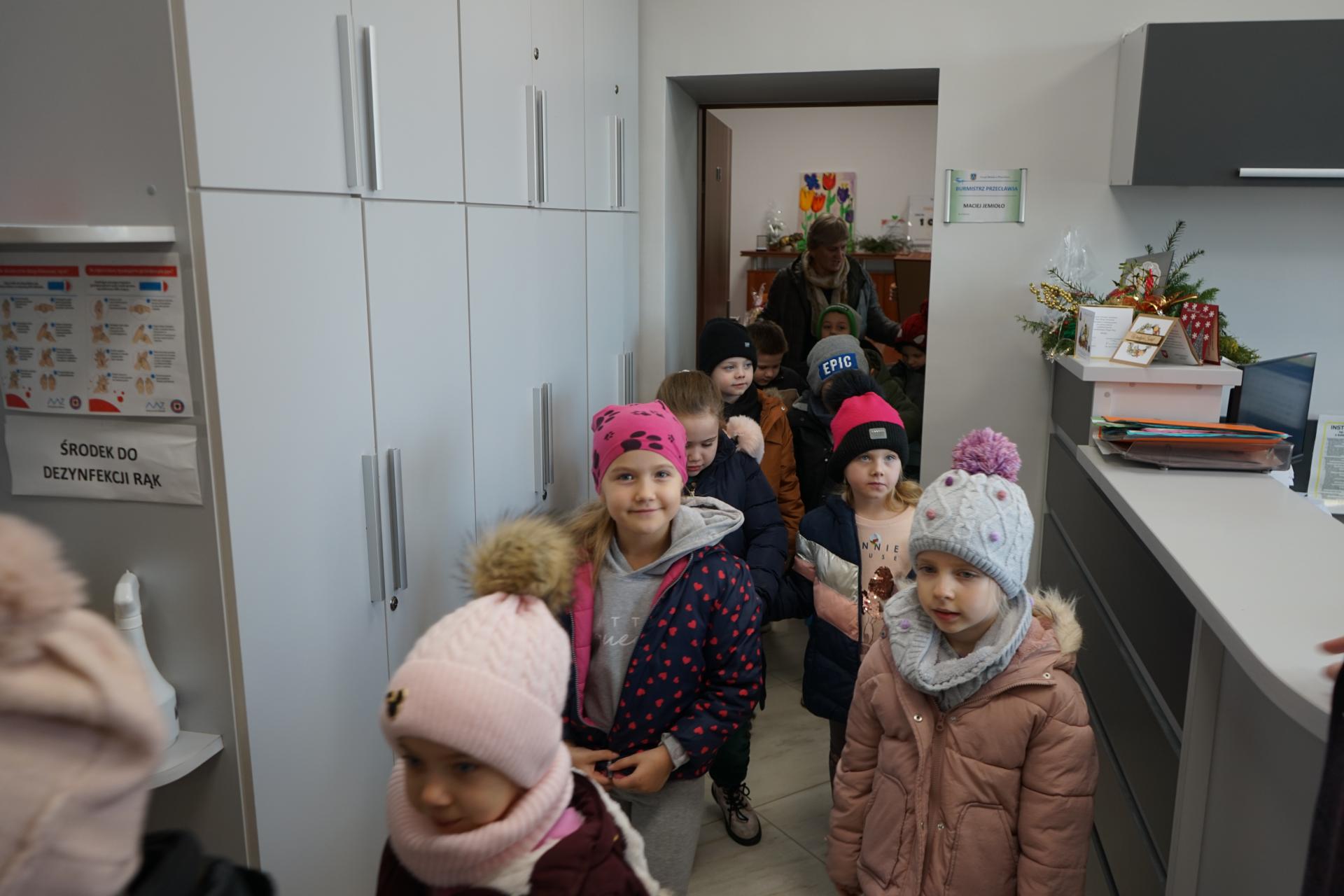 Przedszkolaki z życzeniami świątecznymi w Urzędzie