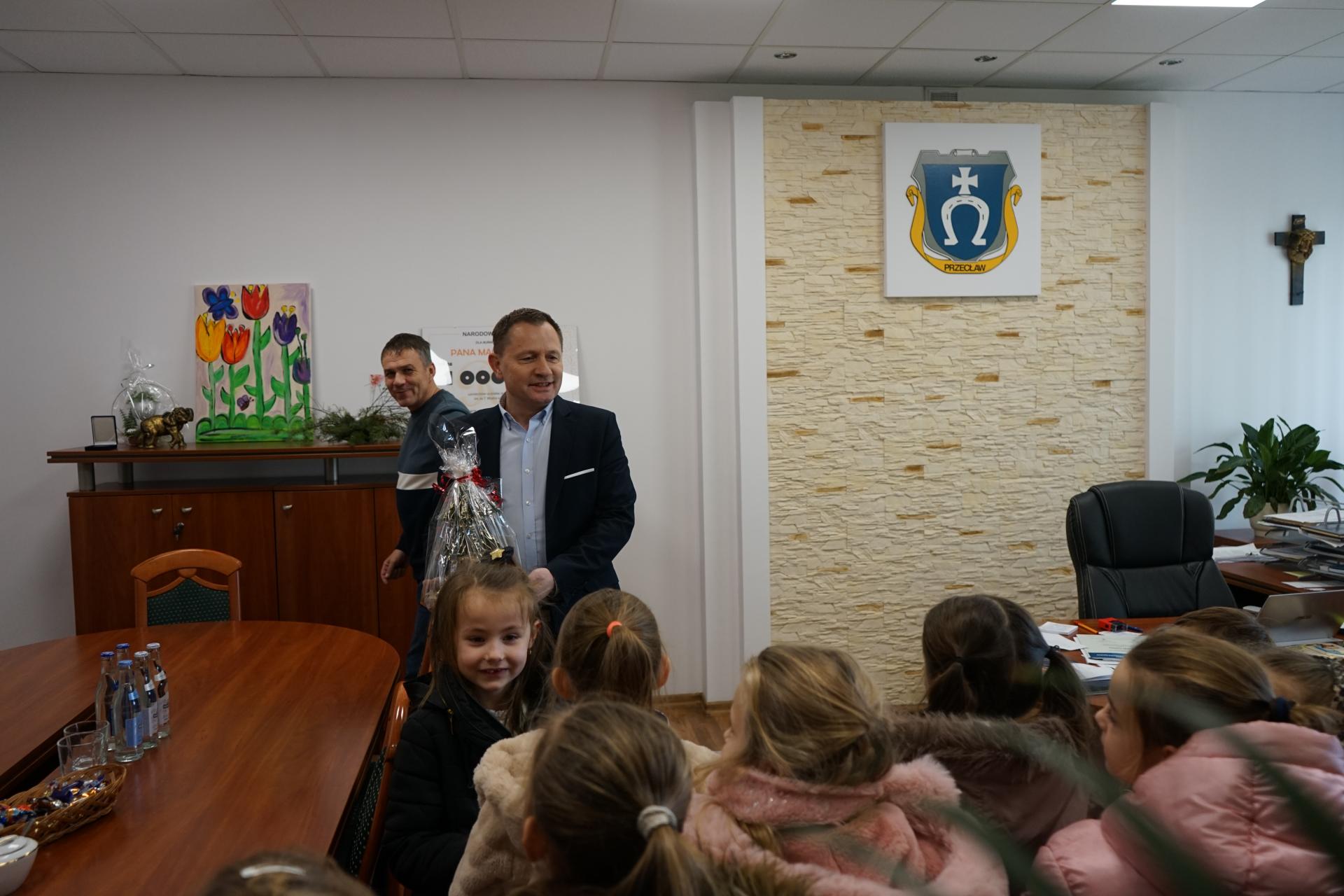 Przedszkolaki z życzeniami świątecznymi w Urzędzie