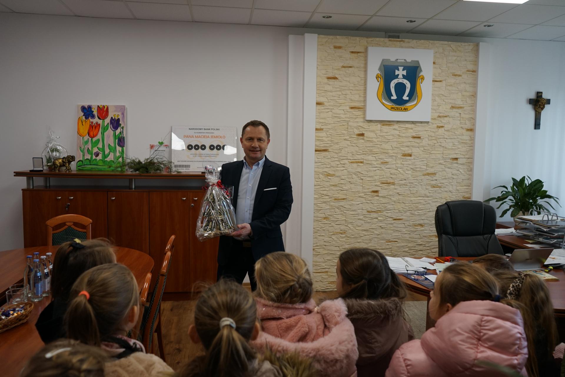 Przedszkolaki z życzeniami świątecznymi w Urzędzie