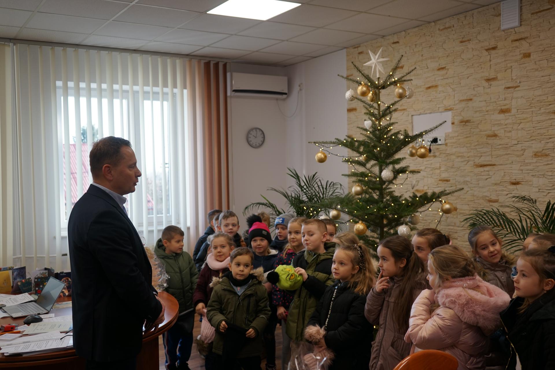 Przedszkolaki z życzeniami świątecznymi w Urzędzie