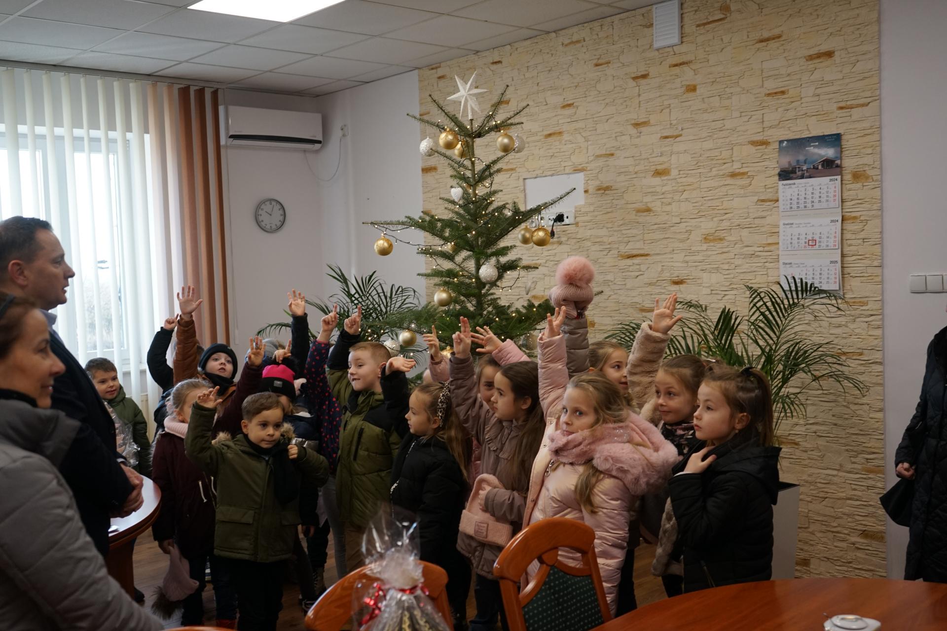 Przedszkolaki z życzeniami świątecznymi w Urzędzie