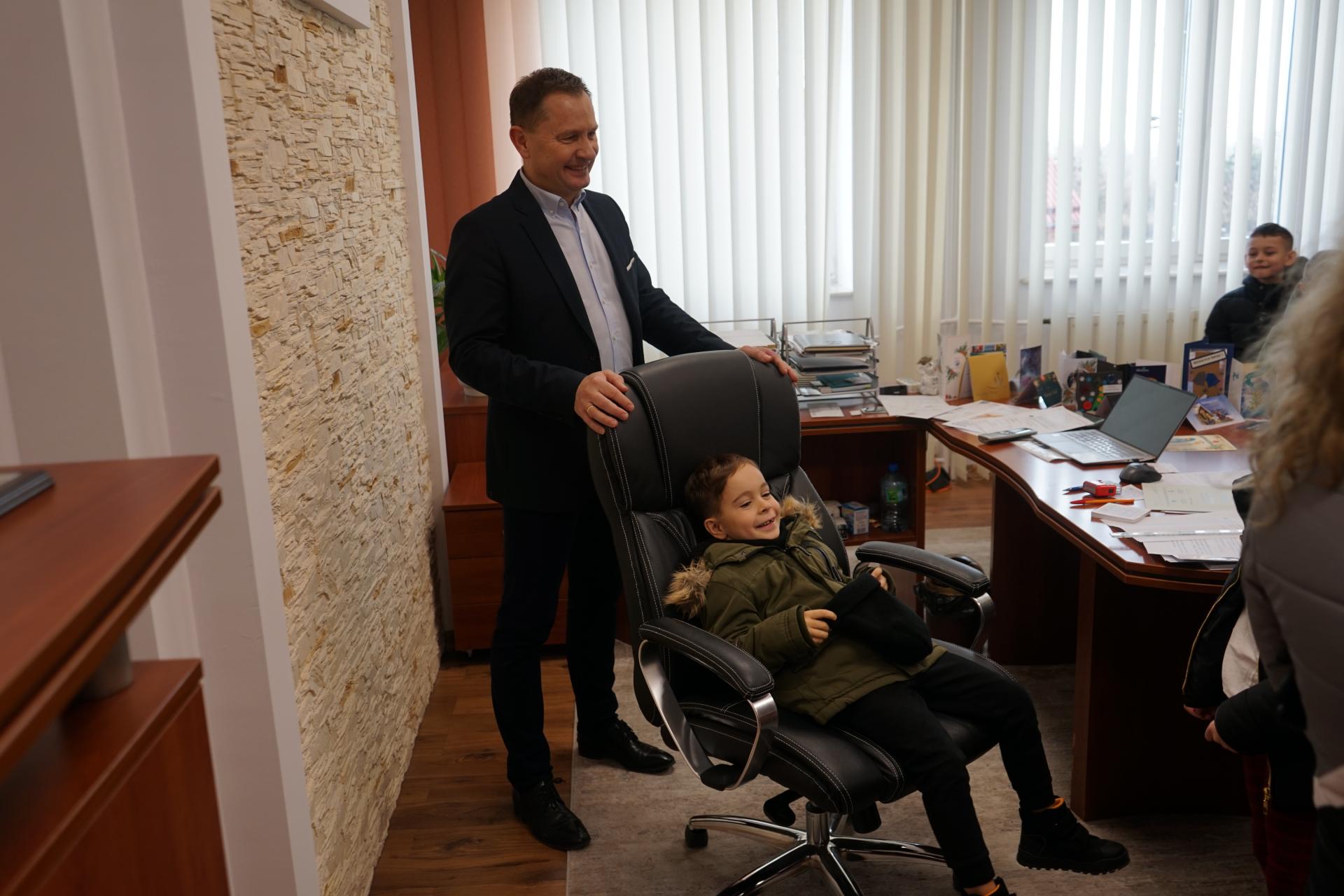 Przedszkolaki z życzeniami świątecznymi w Urzędzie