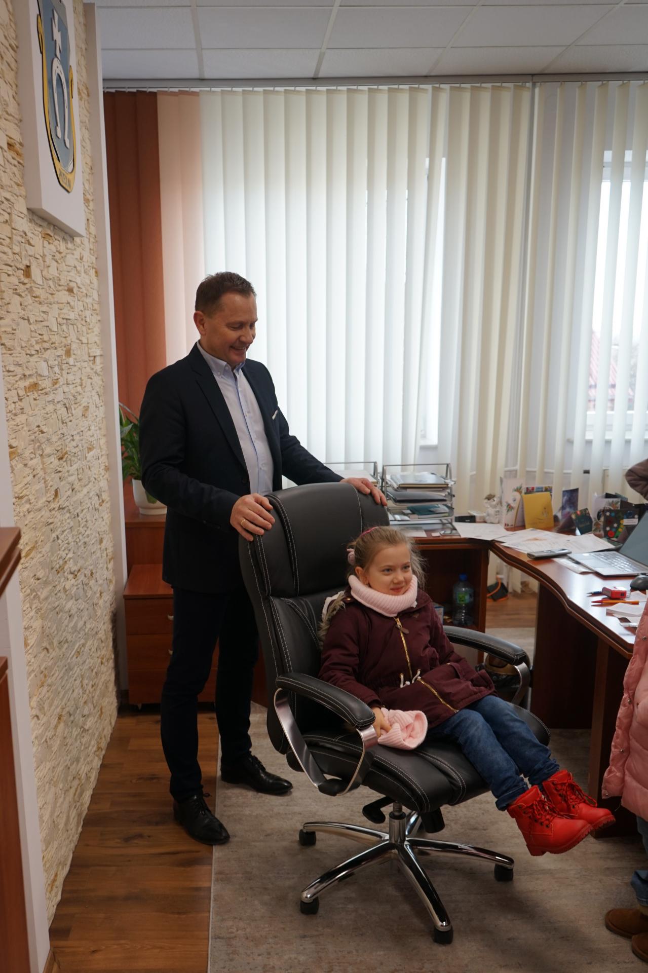 Przedszkolaki z życzeniami świątecznymi w Urzędzie