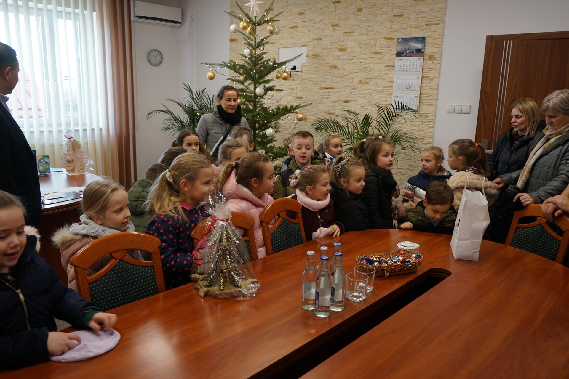 Przedszkolaki z życzeniami świątecznymi w Urzędzie