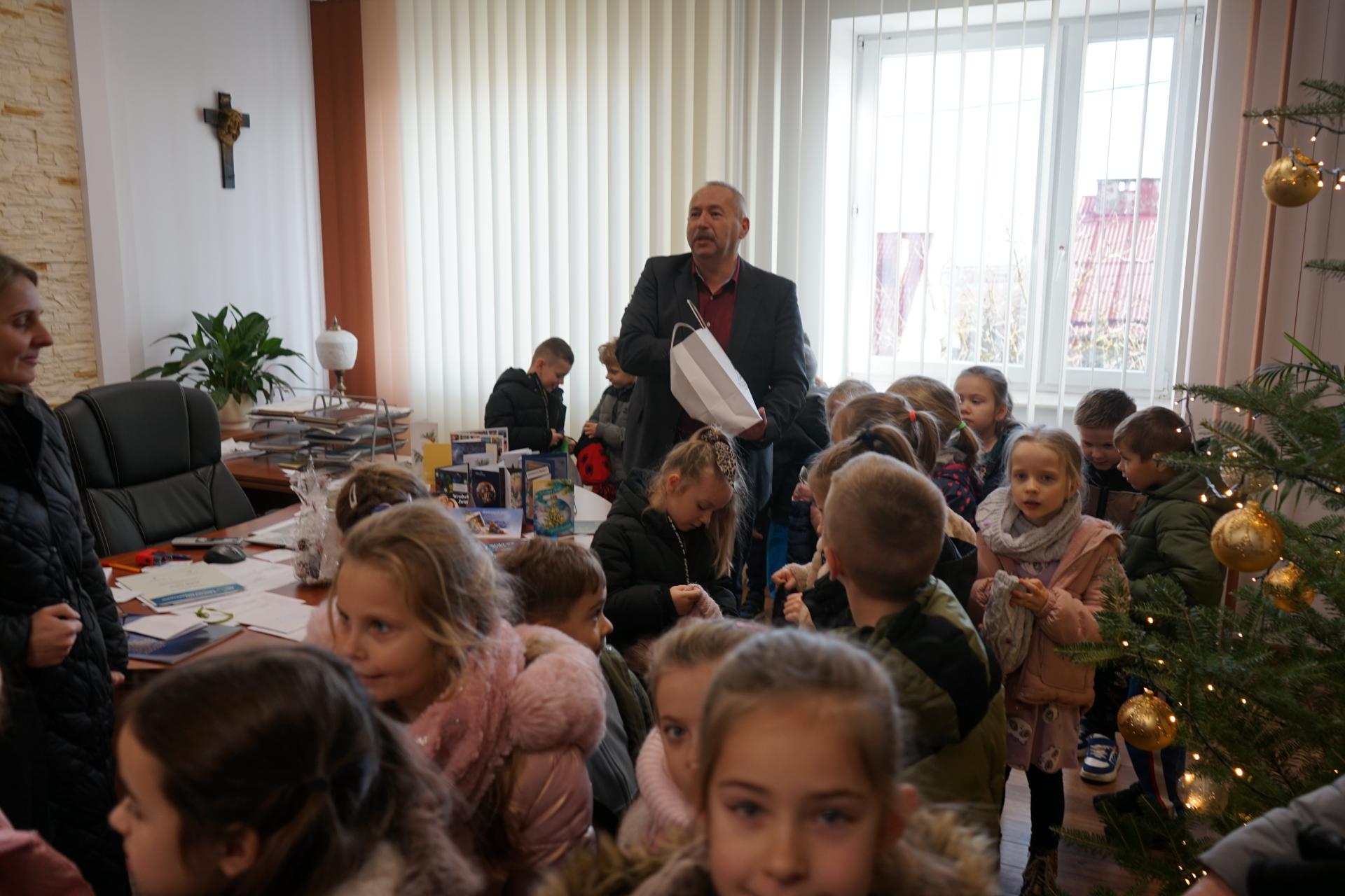 Przedszkolaki z życzeniami świątecznymi w Urzędzie