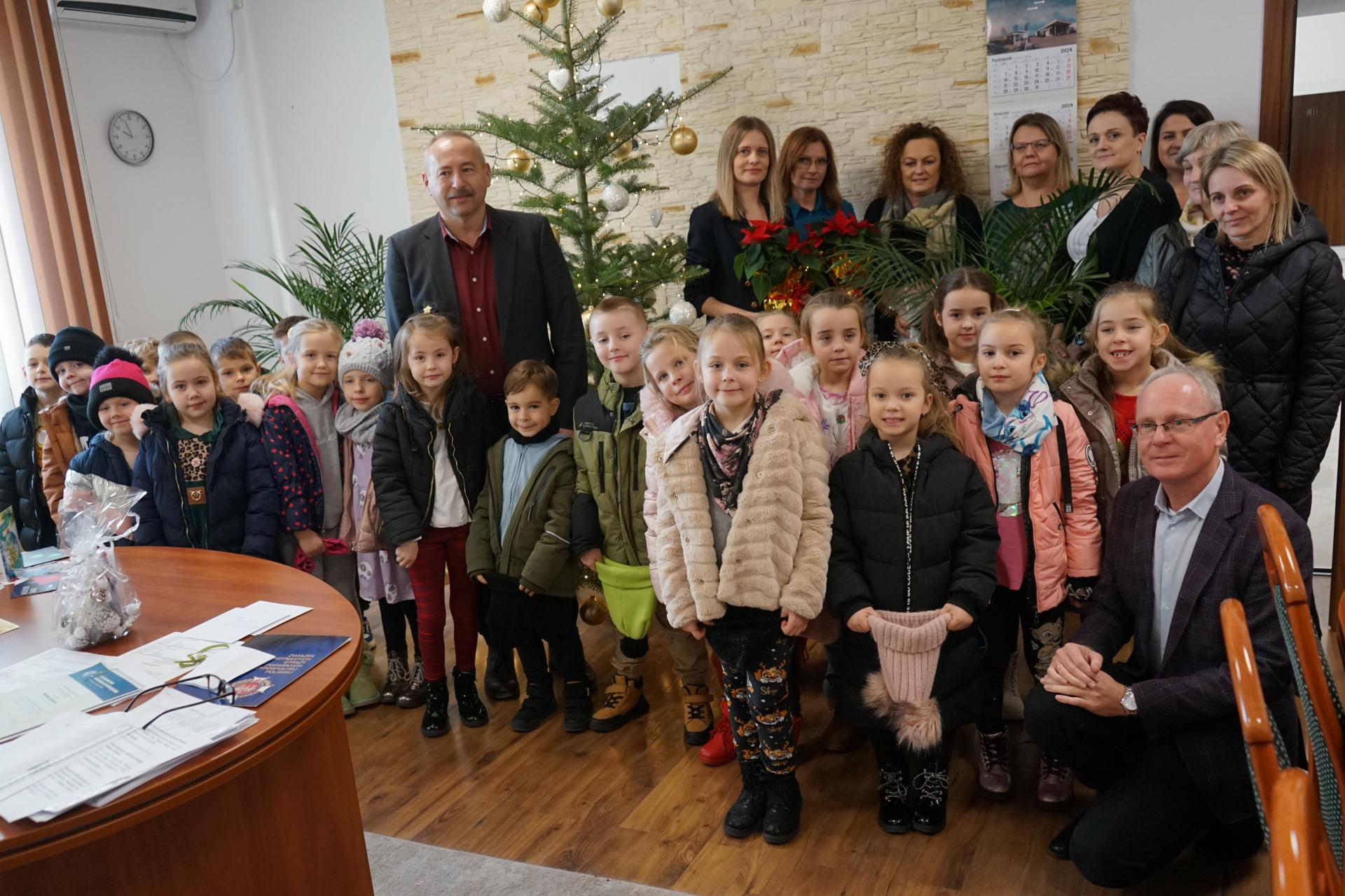 Przedszkolaki z życzeniami świątecznymi w Urzędzie