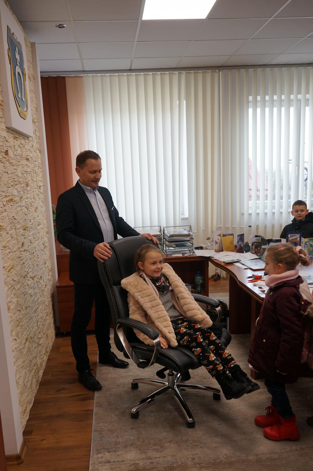 Przedszkolaki z życzeniami świątecznymi w Urzędzie