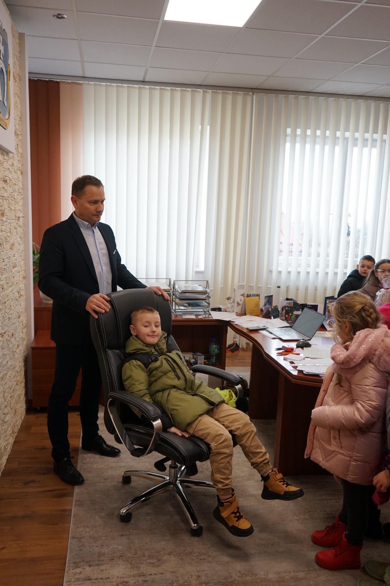 Przedszkolaki z życzeniami świątecznymi w Urzędzie