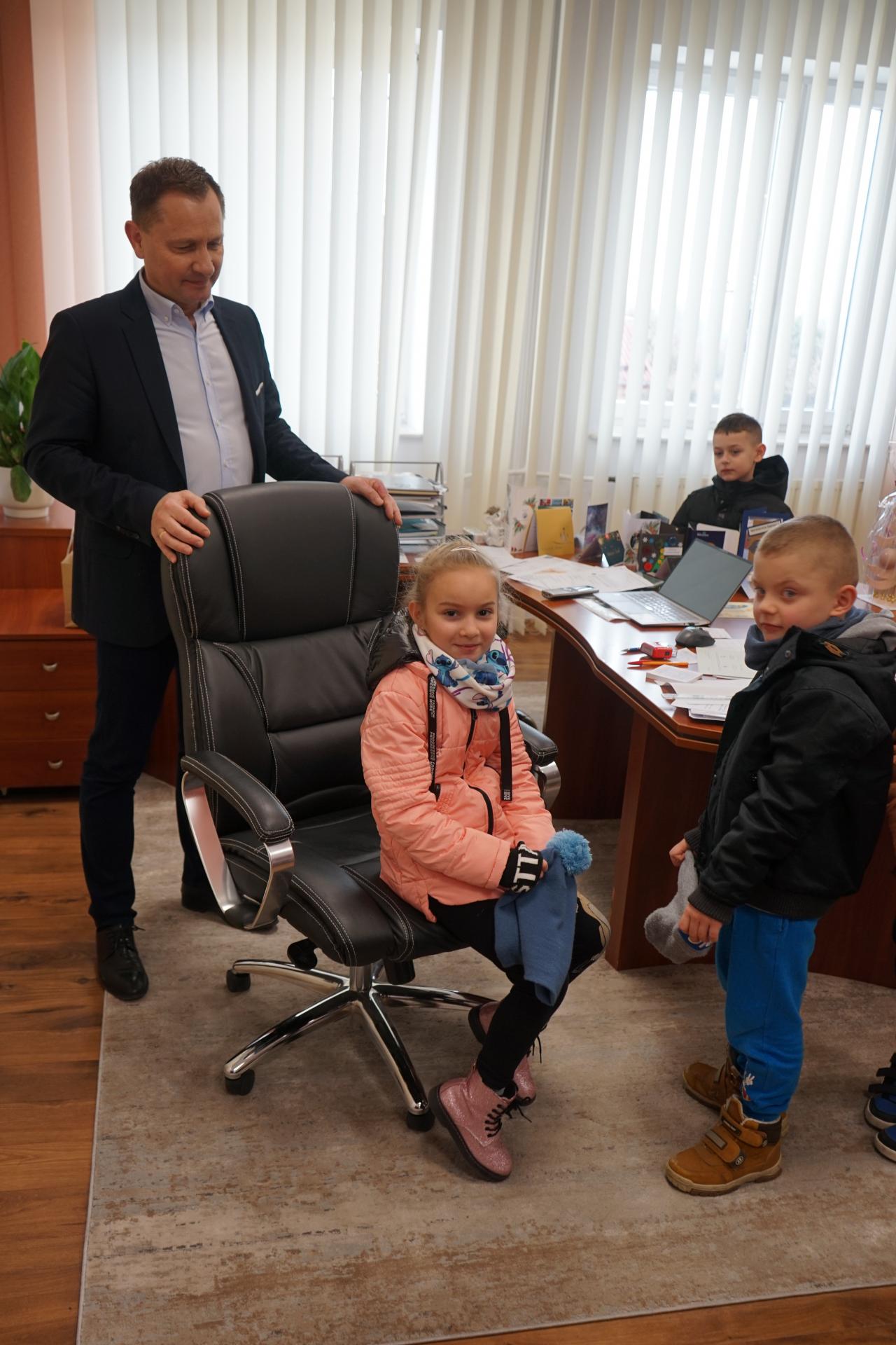 Przedszkolaki z życzeniami świątecznymi w Urzędzie