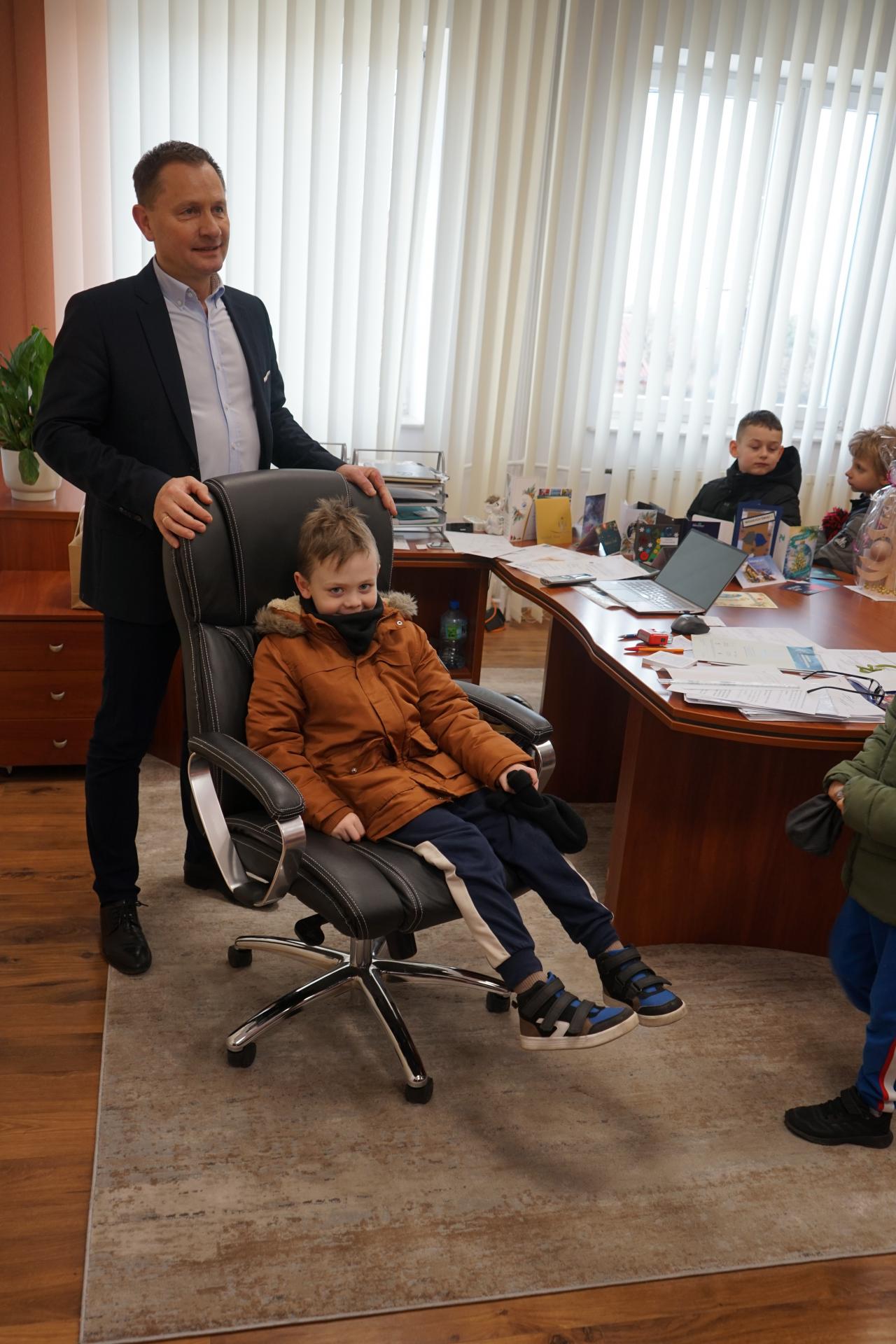 Przedszkolaki z życzeniami świątecznymi w Urzędzie
