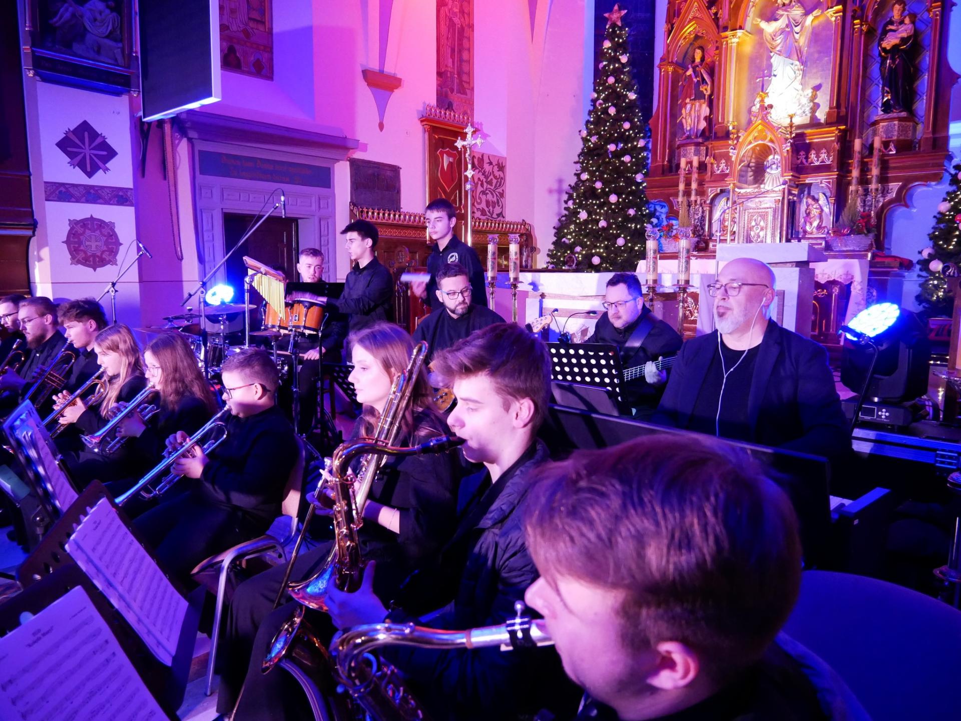 Młodzieżowa Orkiestra Gminy Przecław gra koncert kolęd