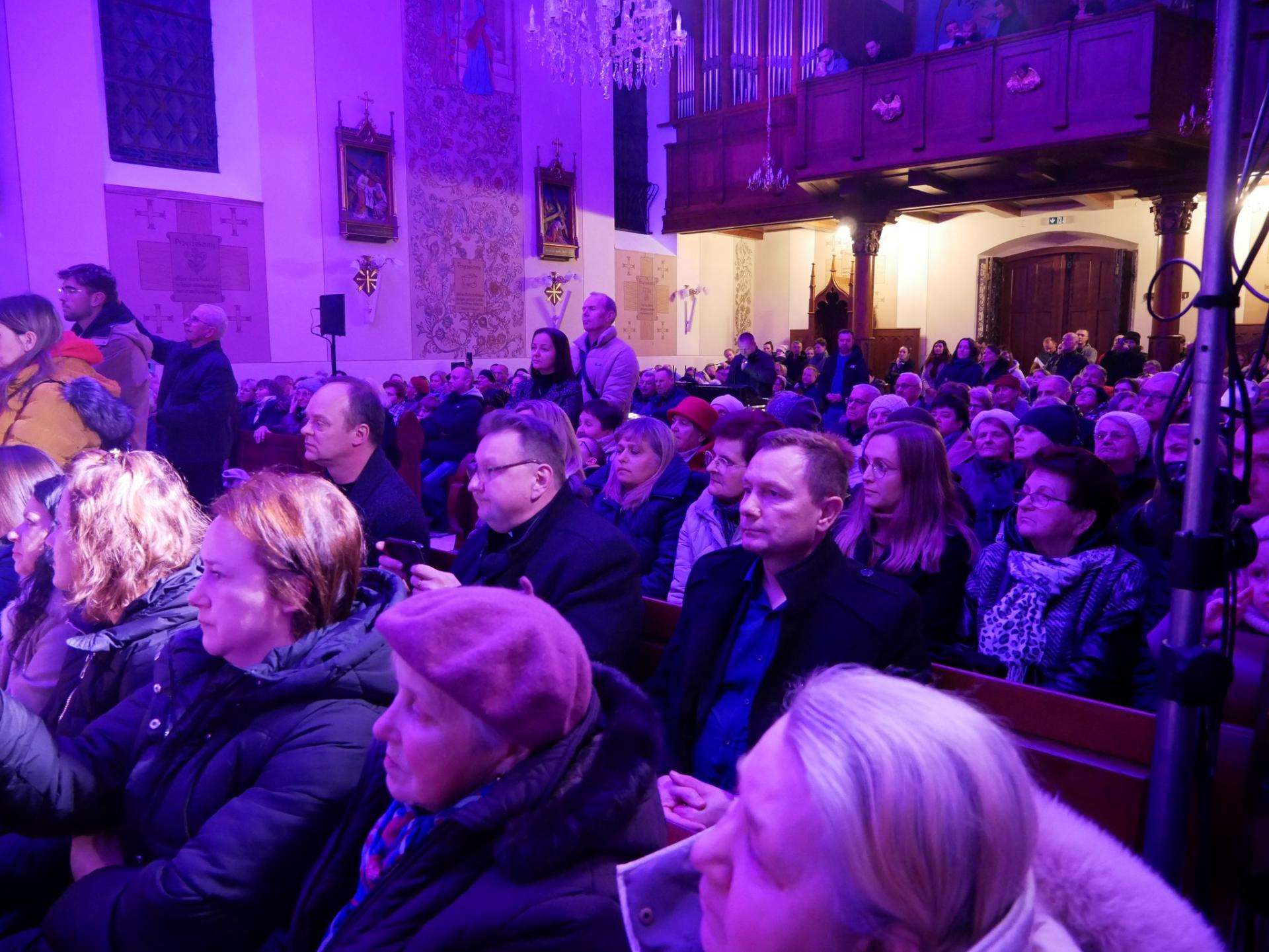 Zgromadzona w kościele publiczność