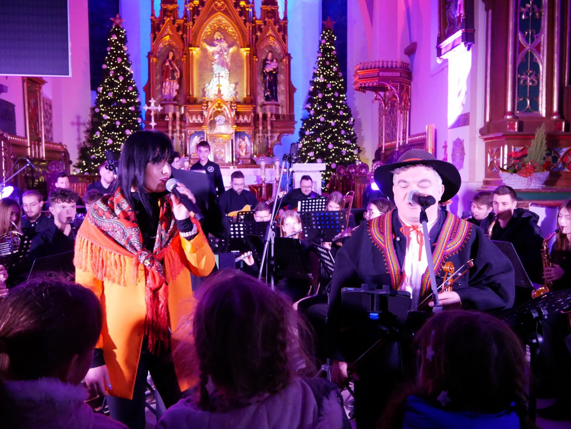 Młodzieżowa Orkiestra Gminy Przecław gra koncert kolęd wraz z wokalistami
