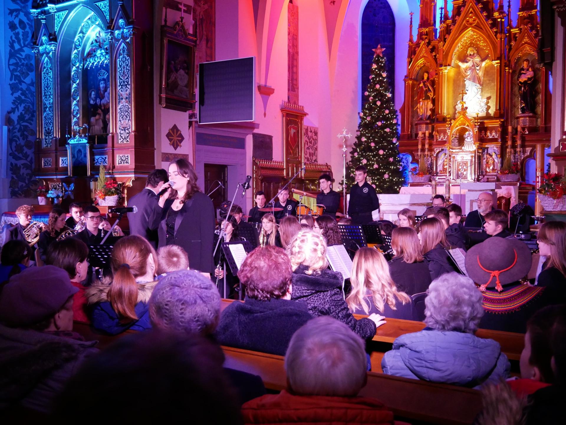 Młodzieżowa Orkiestra Gminy Przecław gra koncert kolęd z wokalistami