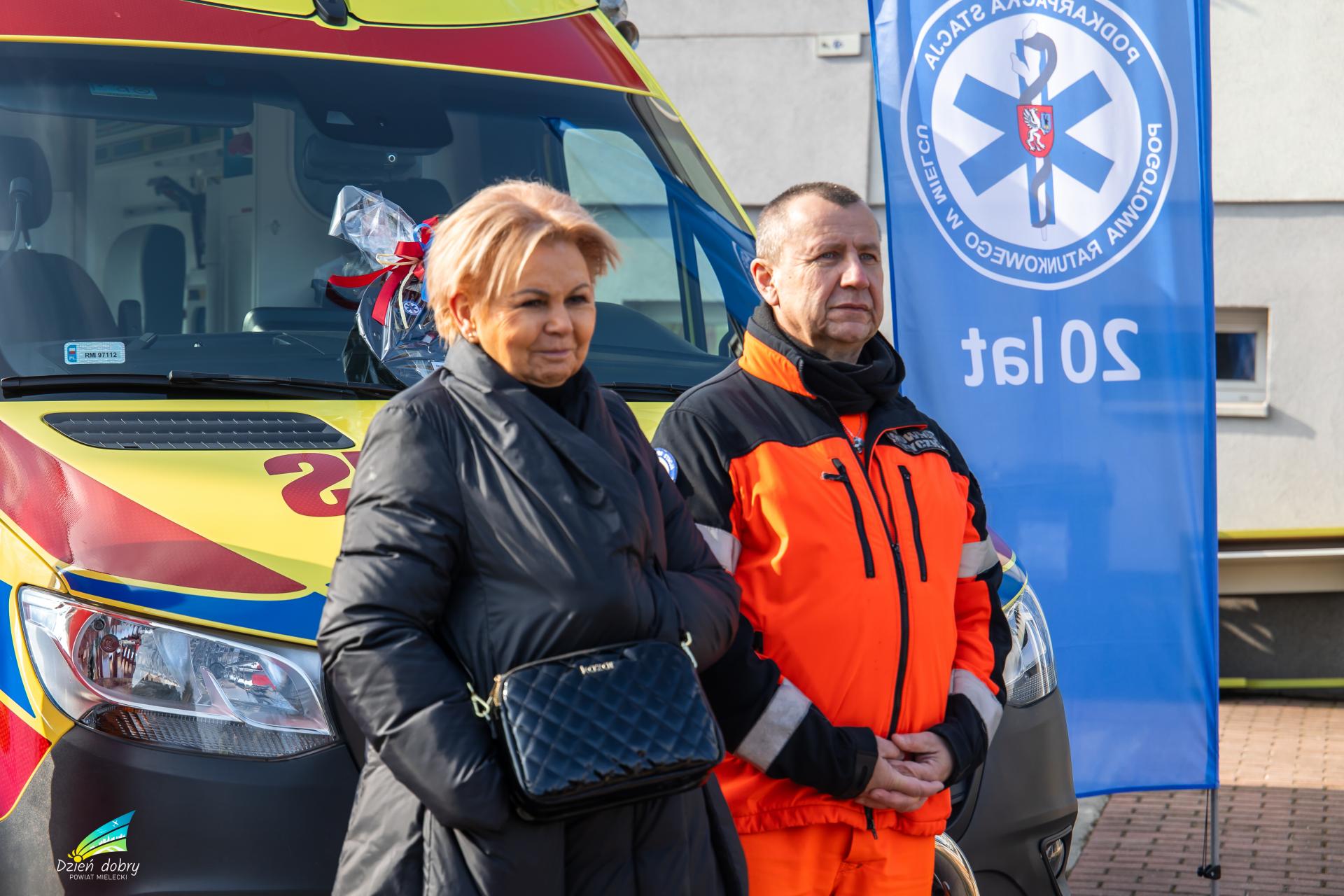 Poseł Krystyna Skowrońska z ratownikiem przy karetce