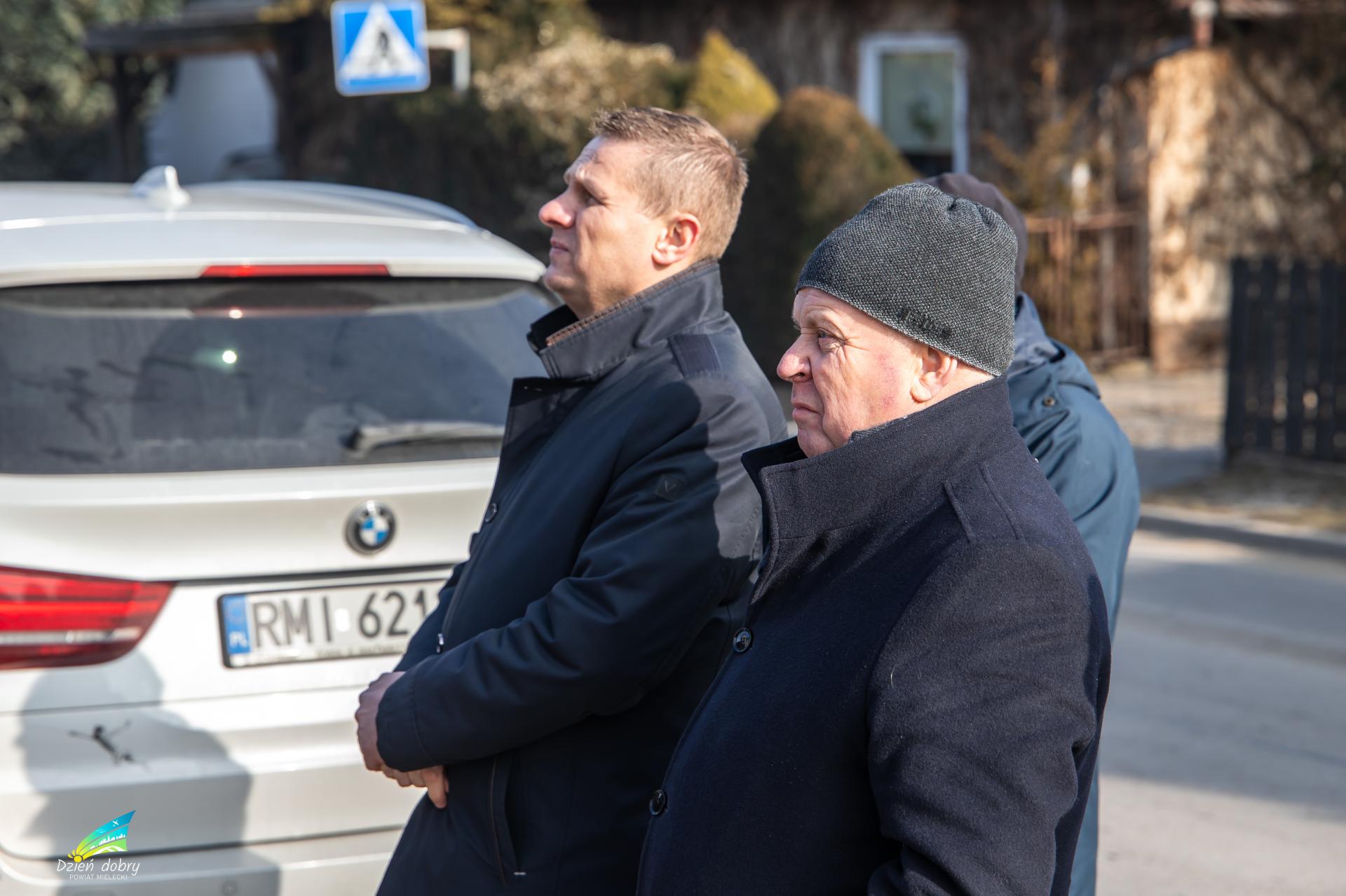 Radny Tomasz Ortyl z zaproszonymi gośćmi