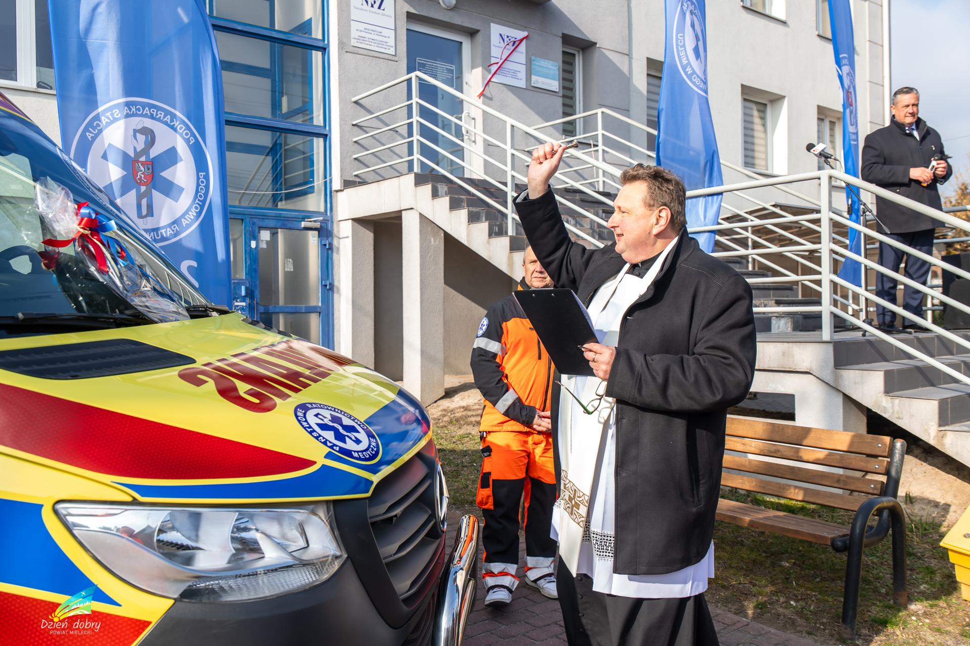 Ksiądz Proboszcz Krzysztof Orzeł święci nowy ambulans
