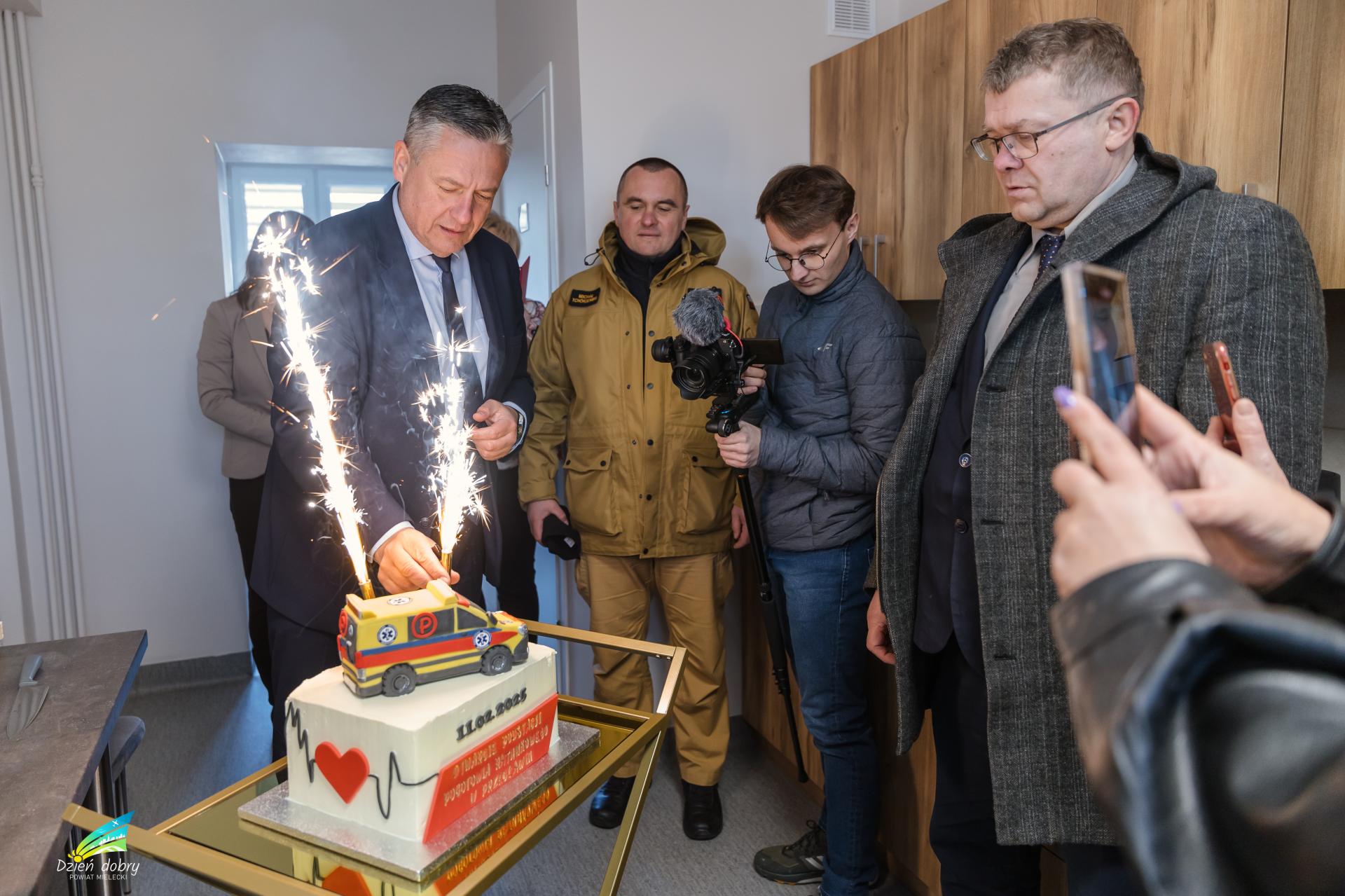 Tort w kształcie karetki