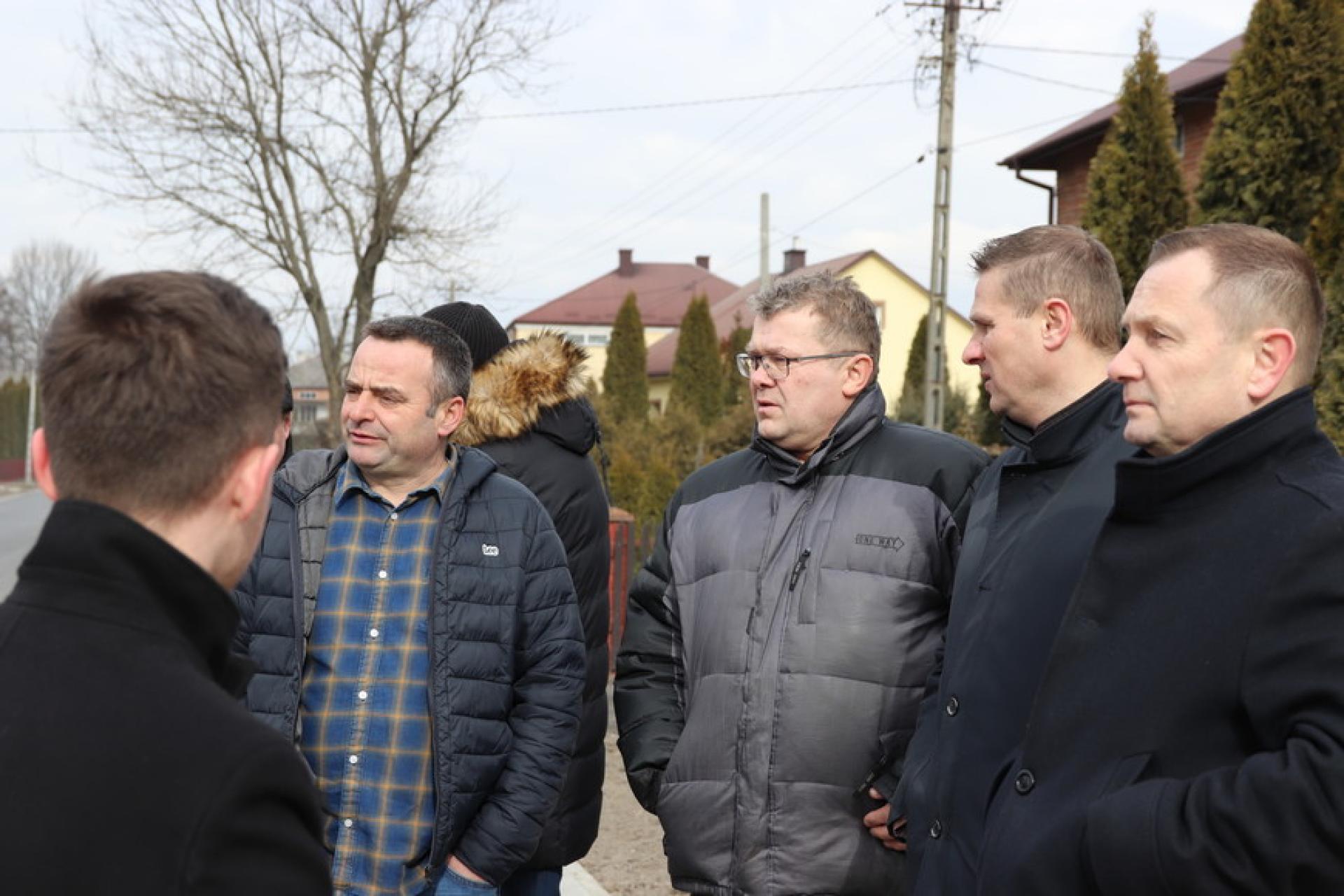 Zakończenie przebudowy drogi w Łączkach Brzeskich