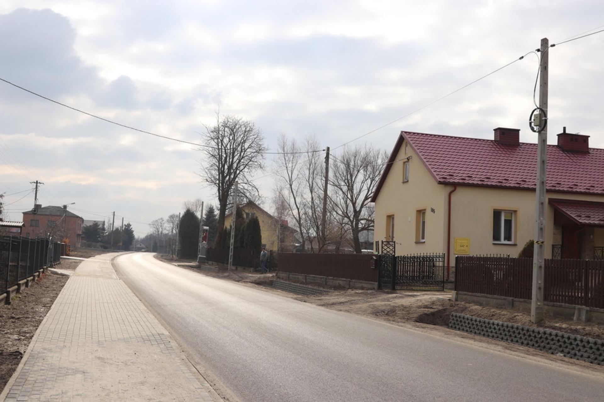 Zakończenie przebudowy drogi w Łączkach Brzeskich