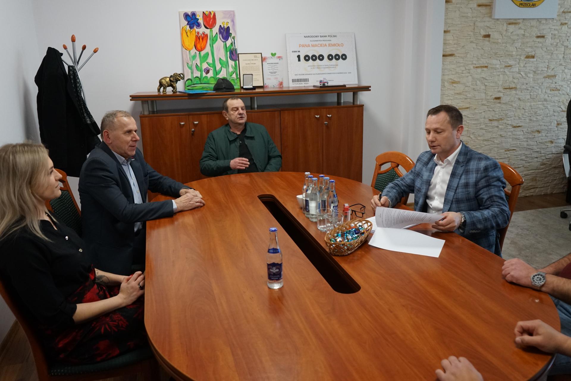 Burmistrz Maciej Jemioło przedstawiciele klubów: KS Potok Dobrynin i KS SMP Tuszymka